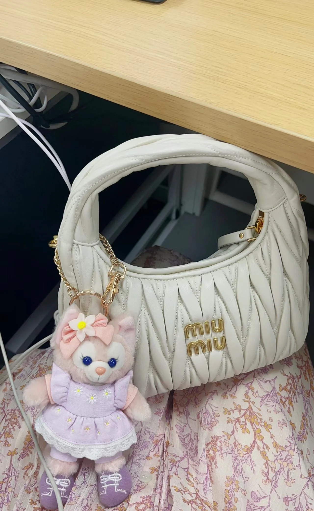 Сумка Miu Miu Wander — маленькая, из овечьей кожи — носите и делитесь с другими.