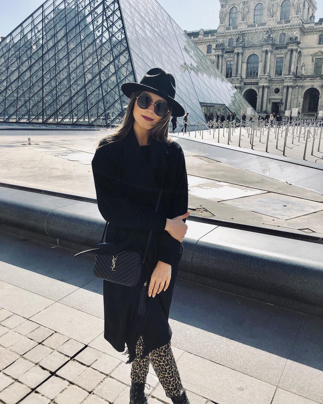 Фотосумка YSL Lou Bag — черная с серебристой фурнитурой.