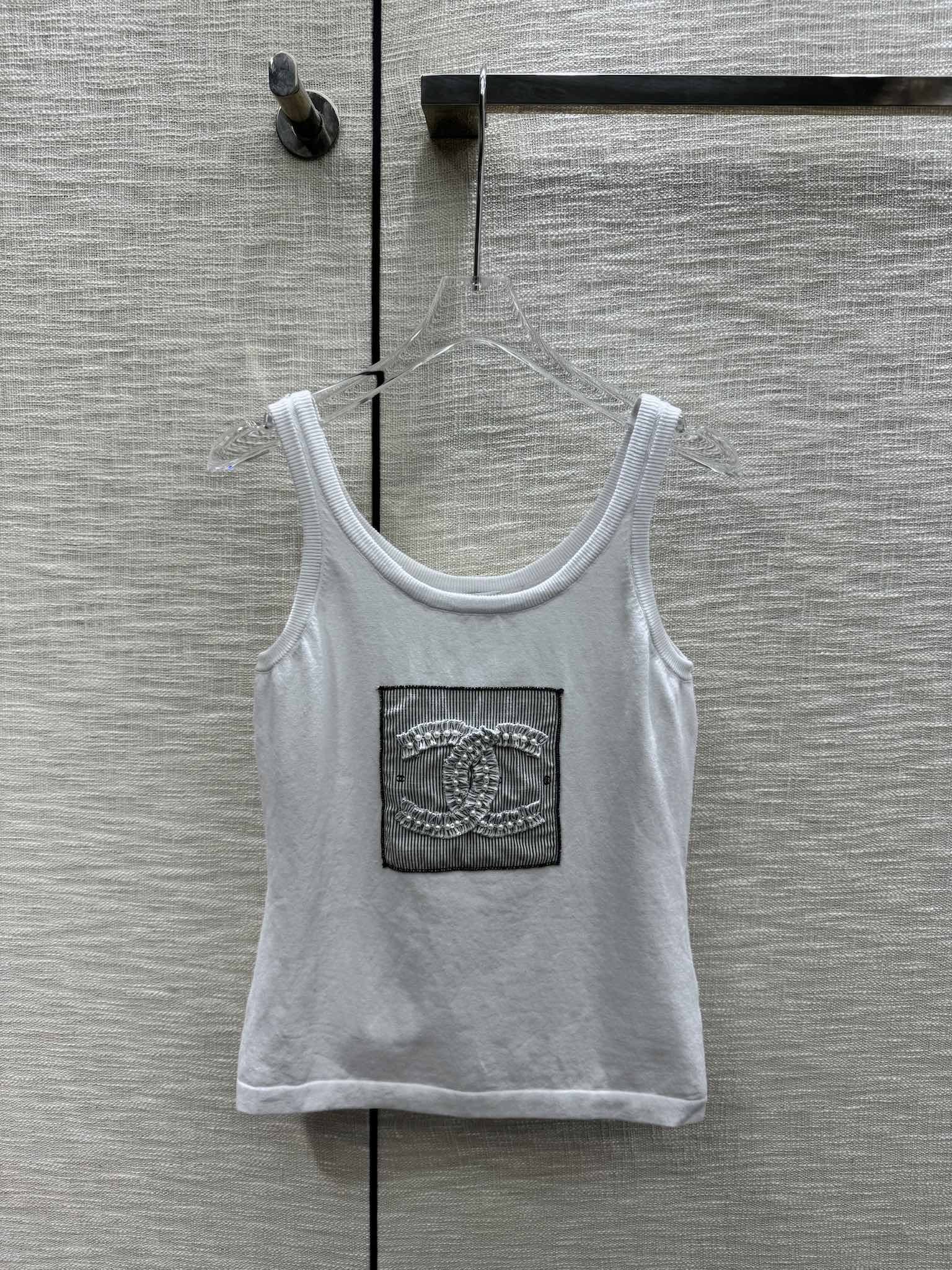 Вязаная майка Chanel 2403 с двойным логотипом C - белая