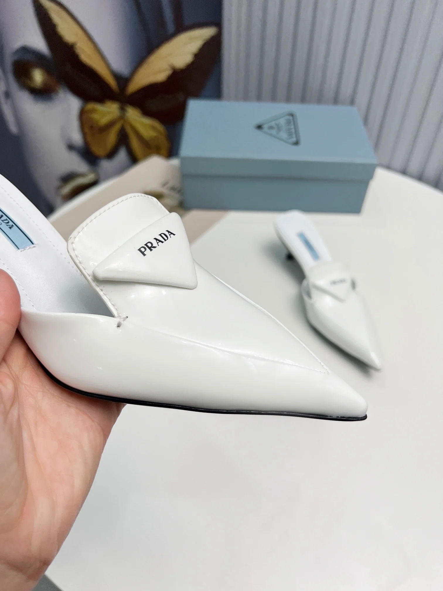 Prada - Белые туфли на каблуке с острым носком