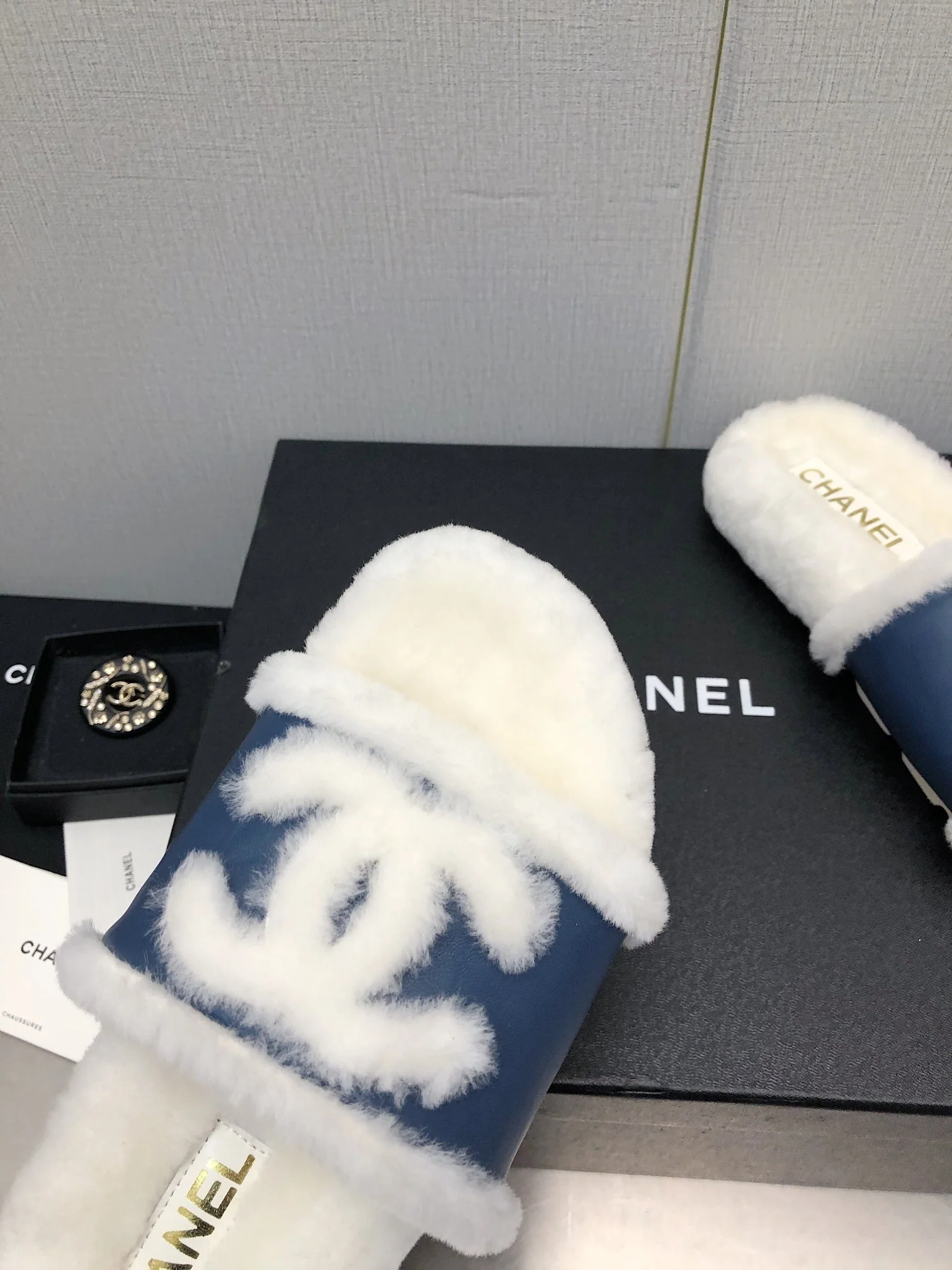 Новинка сезона осень/зима 2023 от Chanel - шерстяные тапочки в клетку - кожаные, синие.