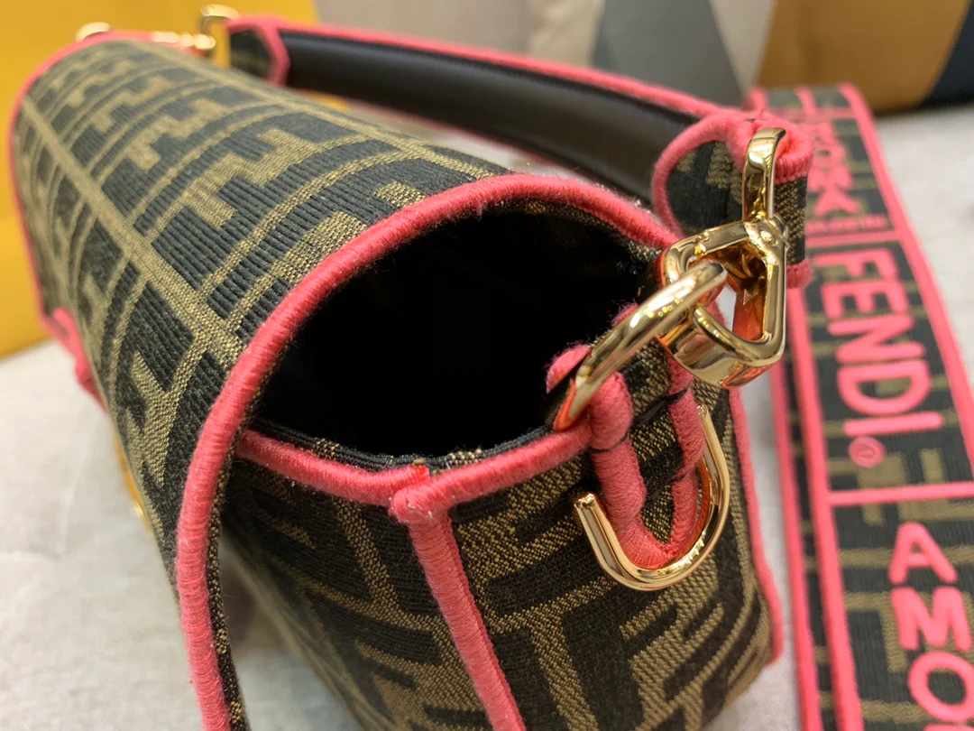 Сумка-багет Fendi Baguette средней длины с монограммой.