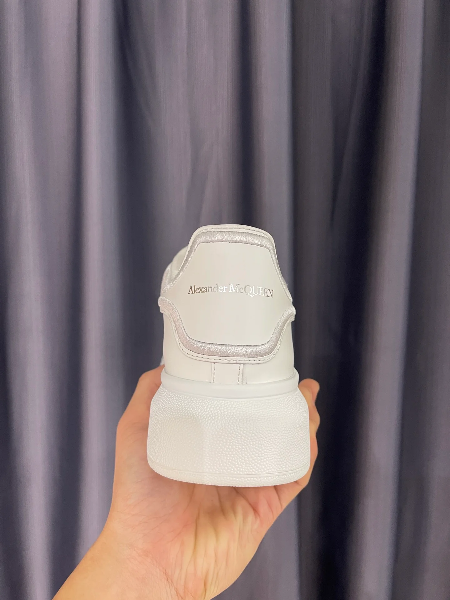 Классические белые кроссовки McQueen - унисекс - белый и серебристый каблук с объемной вышивкой