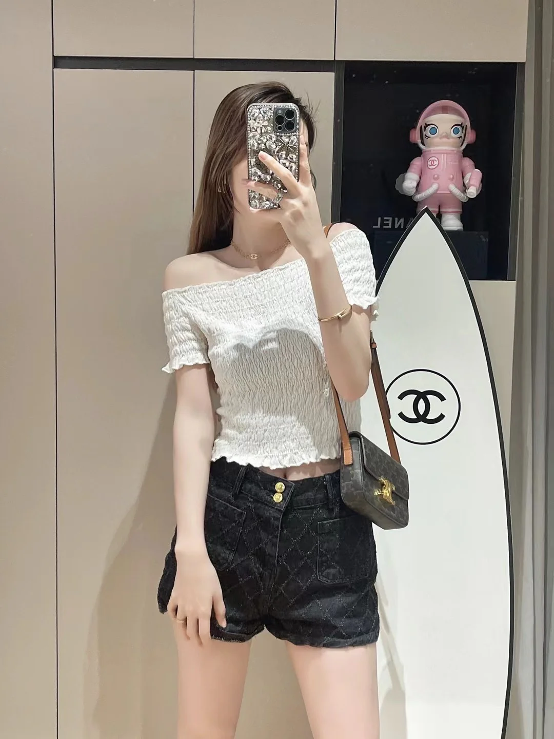 Celine 2403 - Трикотажное платье с коротким рукавом и плиссировкой, открытыми плечами - Белое