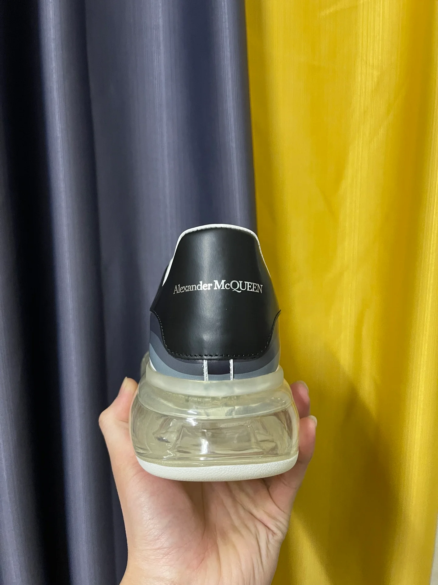 Классические белые кроссовки McQueen - унисекс - каблук из черной кожи с двойной окантовкой - белая воздушная подушка