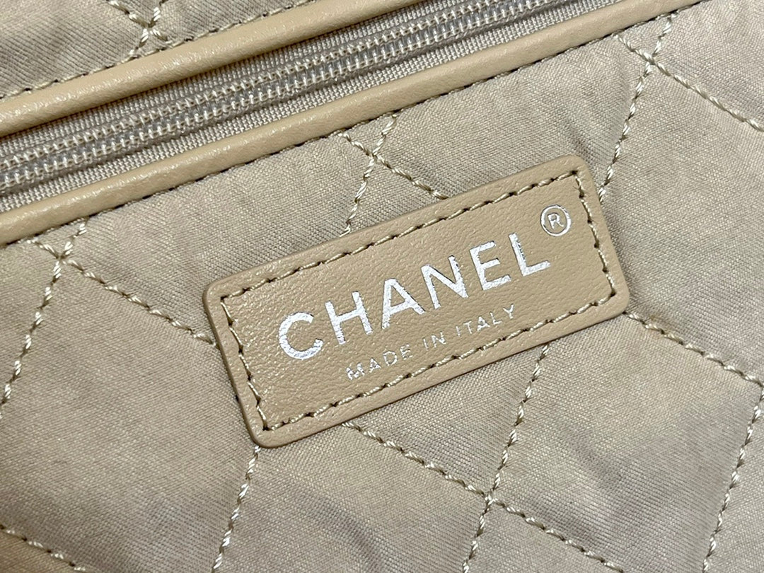 Сумка Chanel из круизной коллекции 2023 года - модель 22bag - белая с черной строчкой.