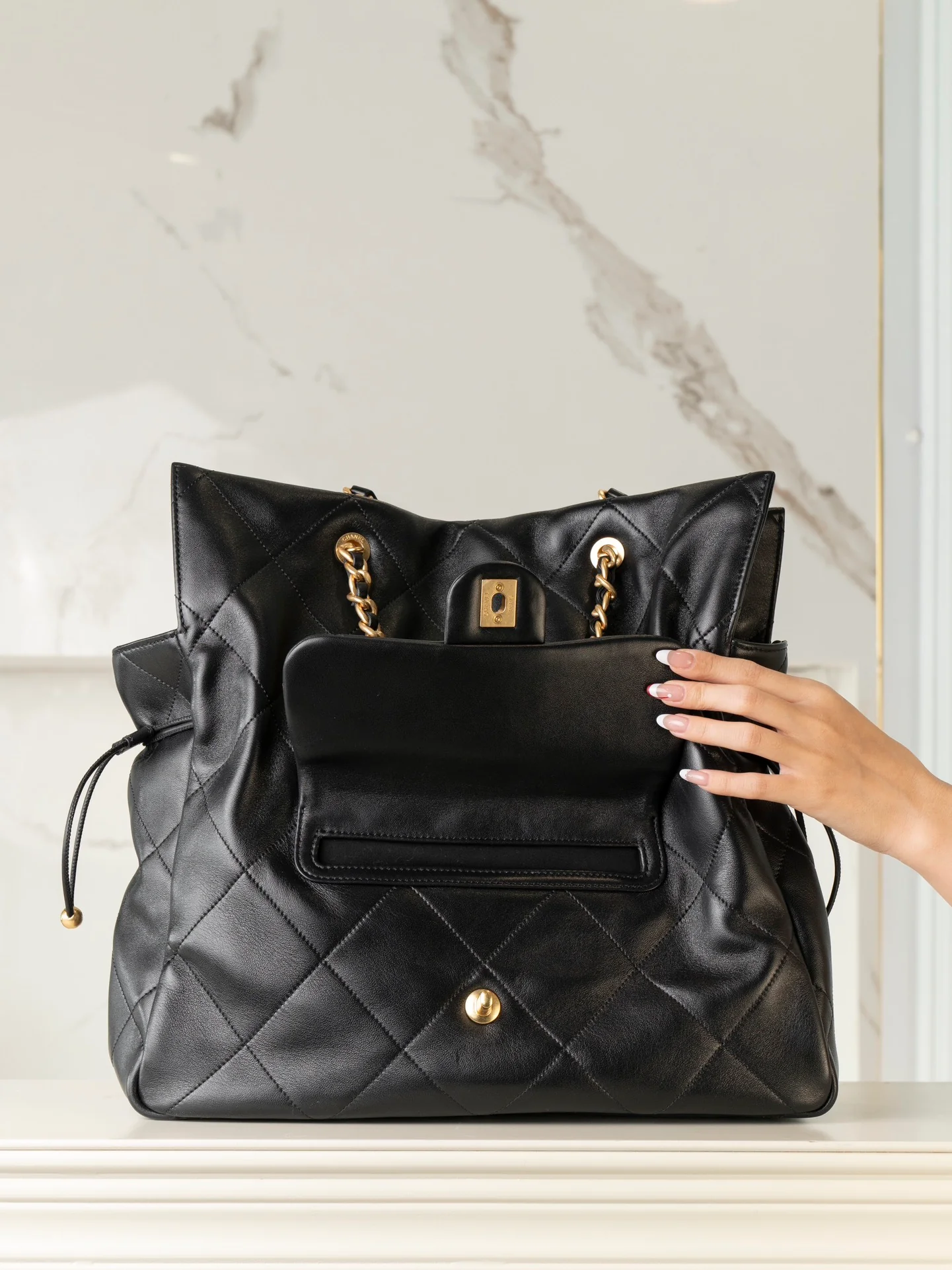 Большая сумка-шоппер Chanel 25c, черно-золотая.