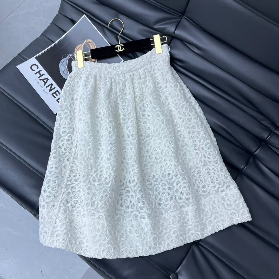 Chanel - Новинка 2403-24: Короткий костюм, расшитый пайетками - Белый