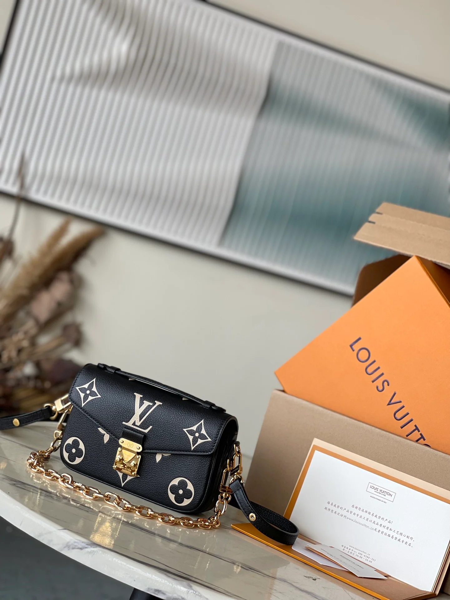 m46596-LV-pochette-metis-east-west-black