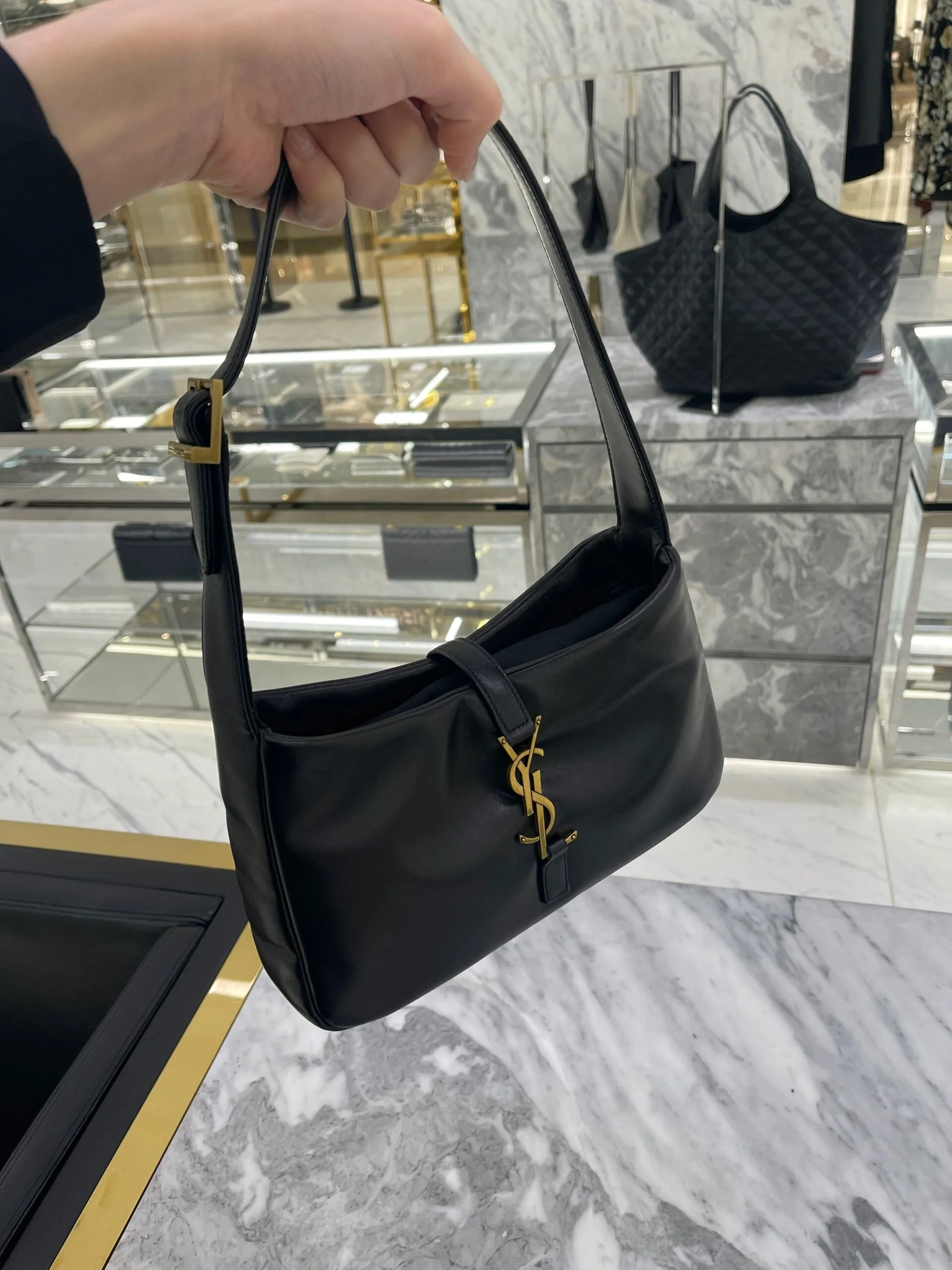 Сумка-хобо YSL Le A 7 — черно-золотая