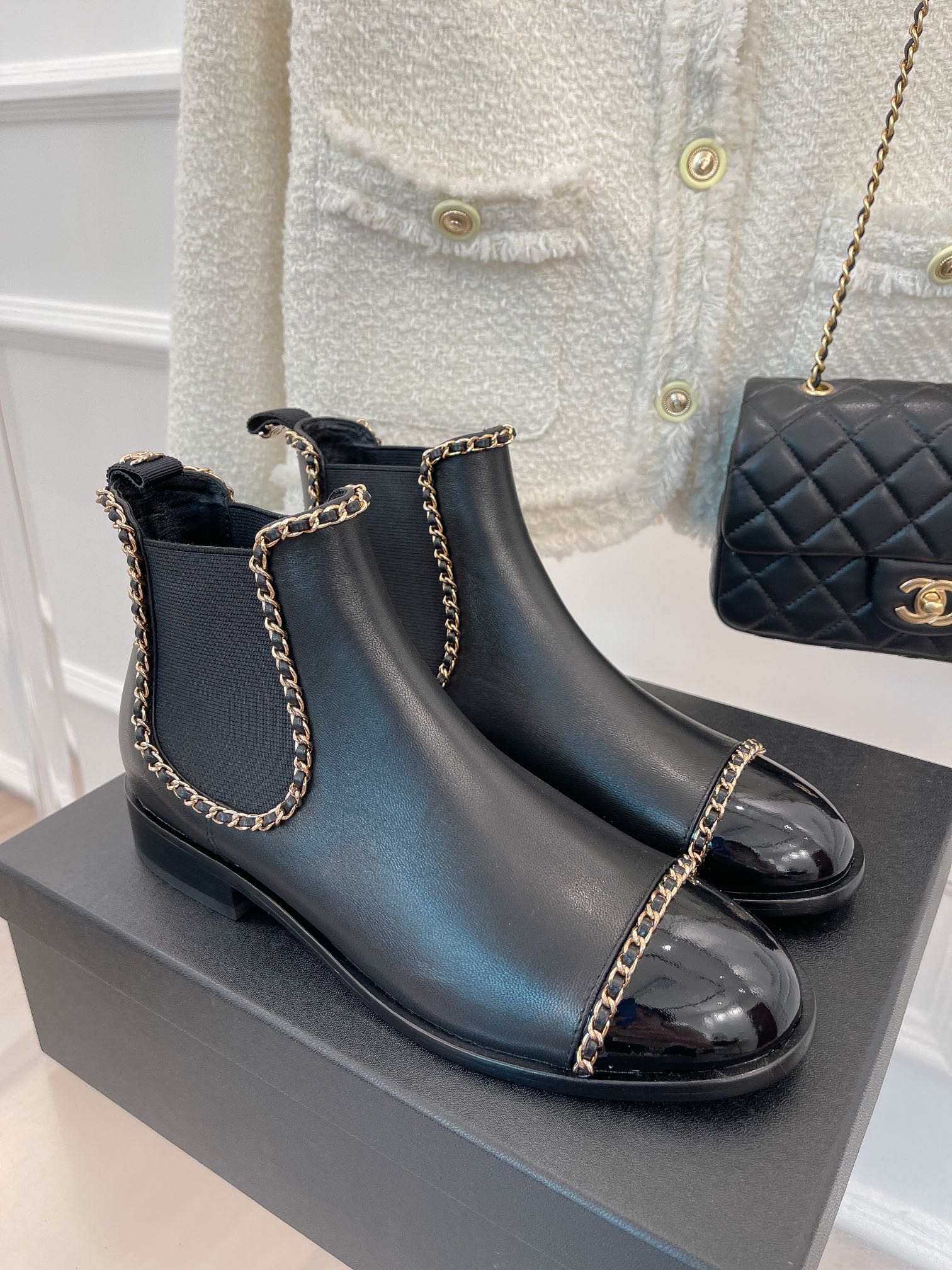 Новинка сезона осень/зима 2023 от Chanel - Ботильоны на массивном каблуке с цепочкой - 3 см - с боковой застежкой (черные)