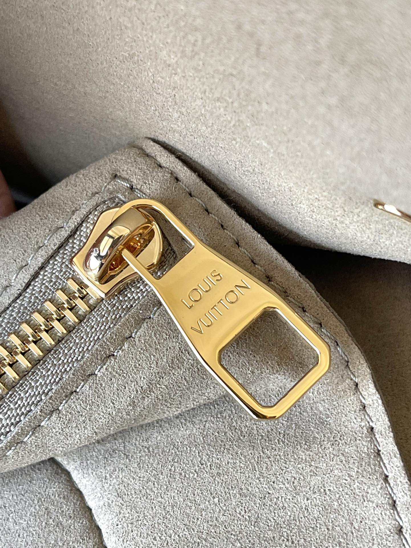 m46649-LV-neverfull-handbag-avocado green