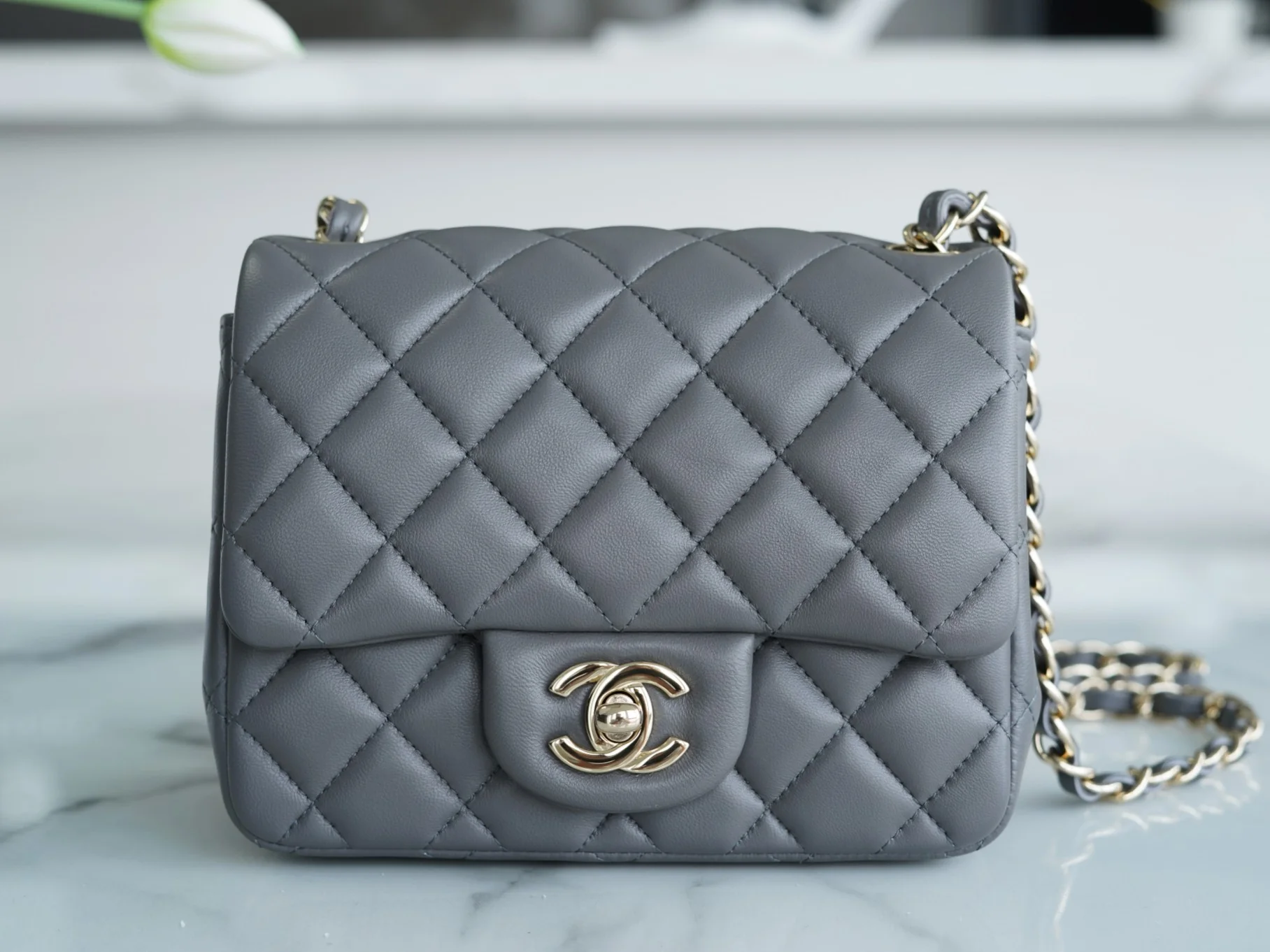 Часы Chanel CF Square Fat Man - 18 см - темно-серые, из овечьей кожи, со светло-золотистой пряжкой.