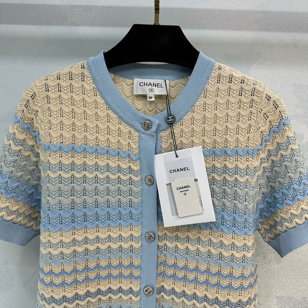 Новая коллекция Chanel Весна/Лето 2024: шерстяной топ с коротким рукавом, синий.