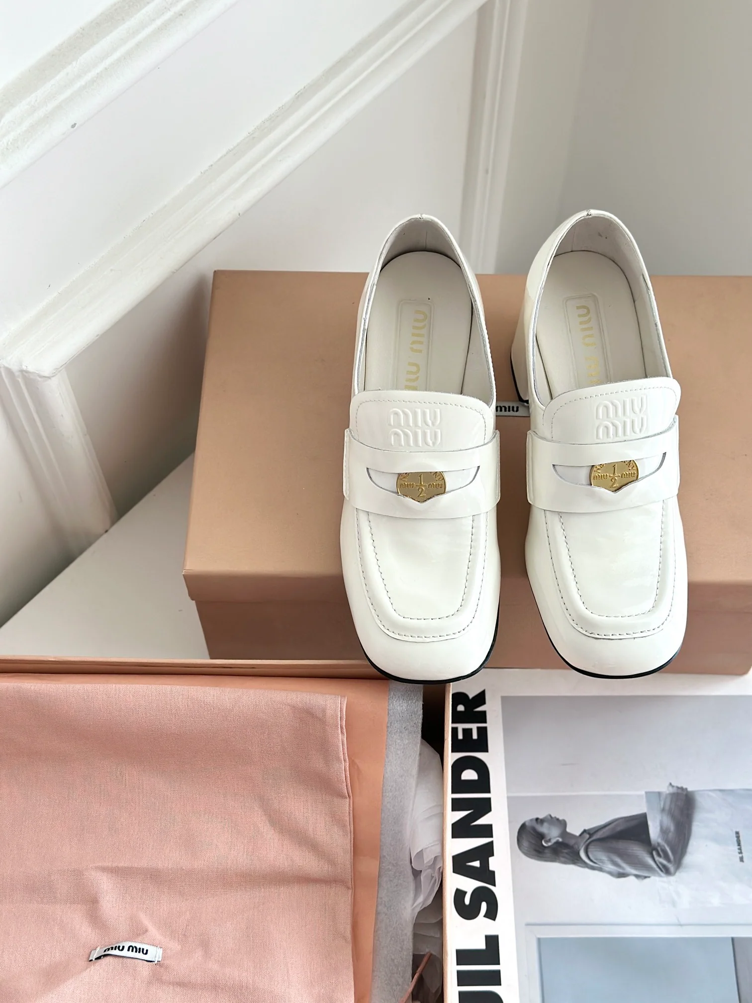 Новинка Miu Miu 2023 года - Лоферы на массивном каблуке Gold Coin - Белые