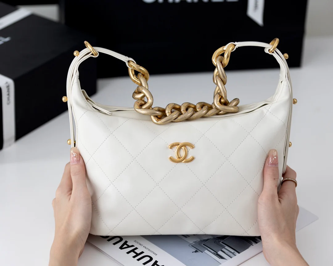 Новая модель Chanel 2022 года - массивная сумка-худи на цепочке - белая