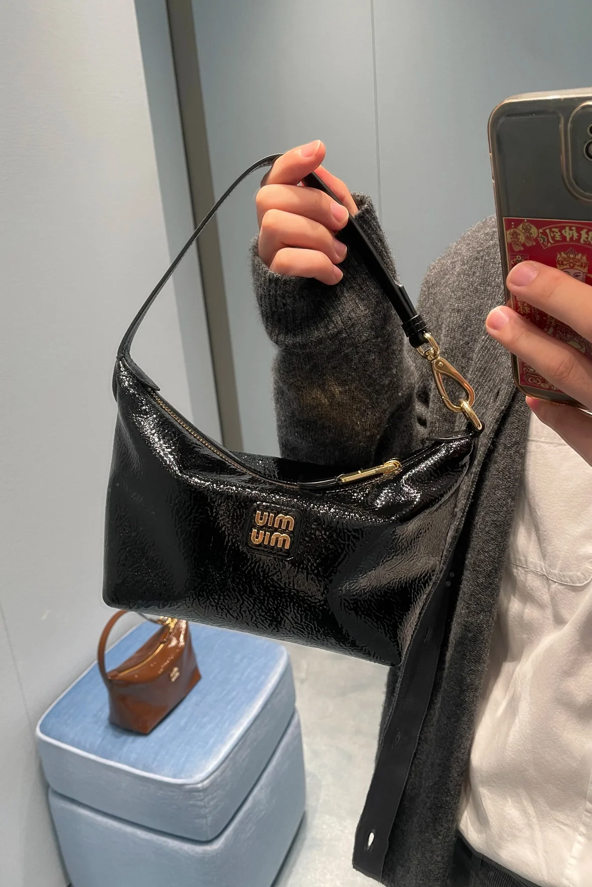 Косметичка/сумка для обеда Miu Miu из лакированной кожи — фото в действии.