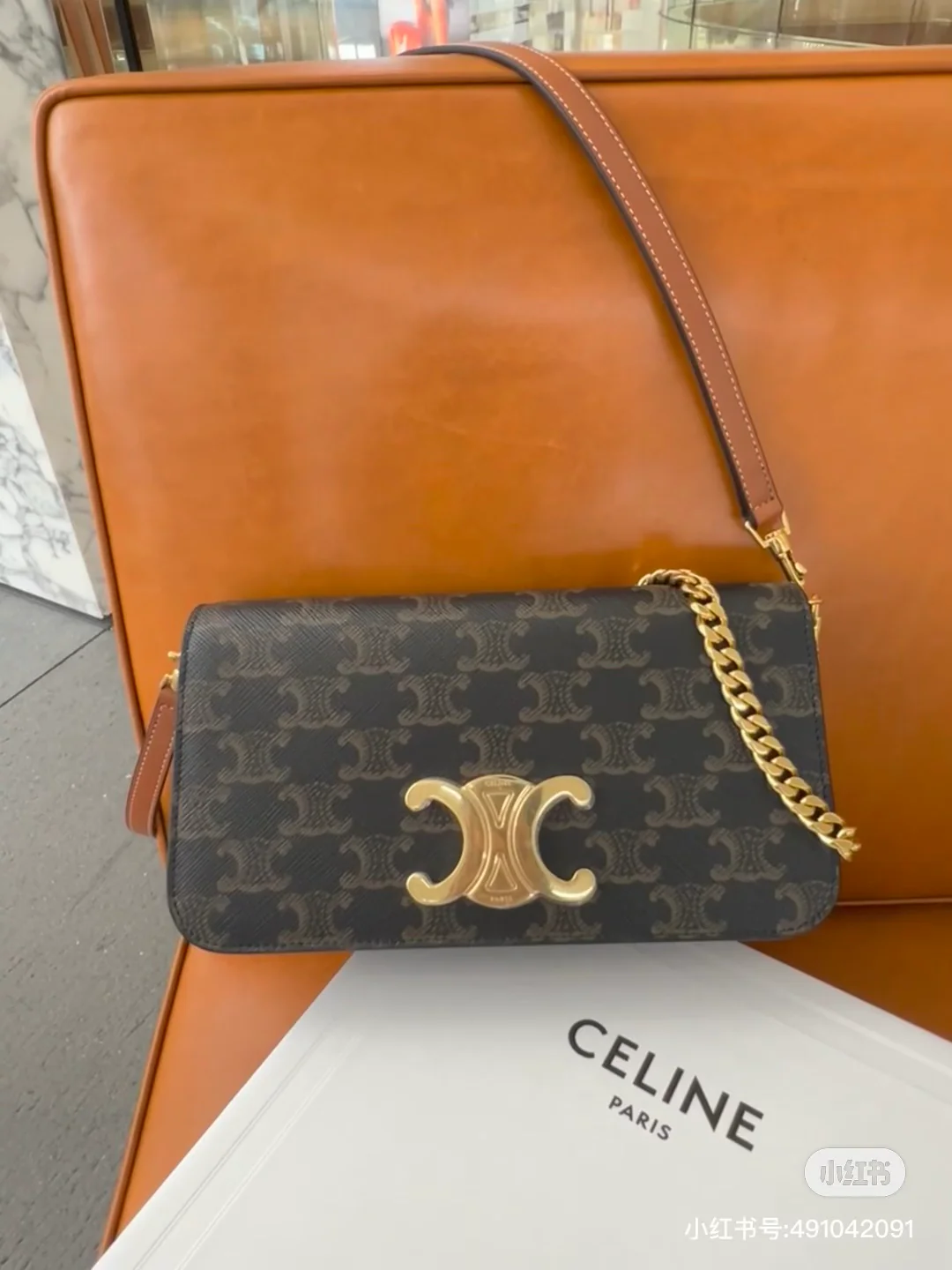 Сумка Celine Triomphe из классического канваса с принтом и клапаном - коричневая с монограммой.