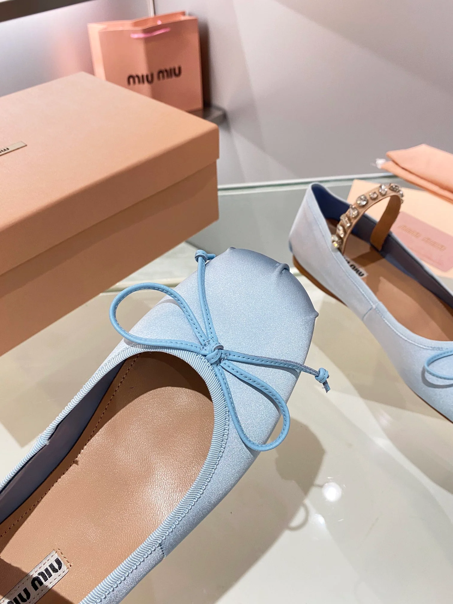 Новые поступления коллекции Miu Miu осень/зима 2023 — Балетки — Светло-голубые