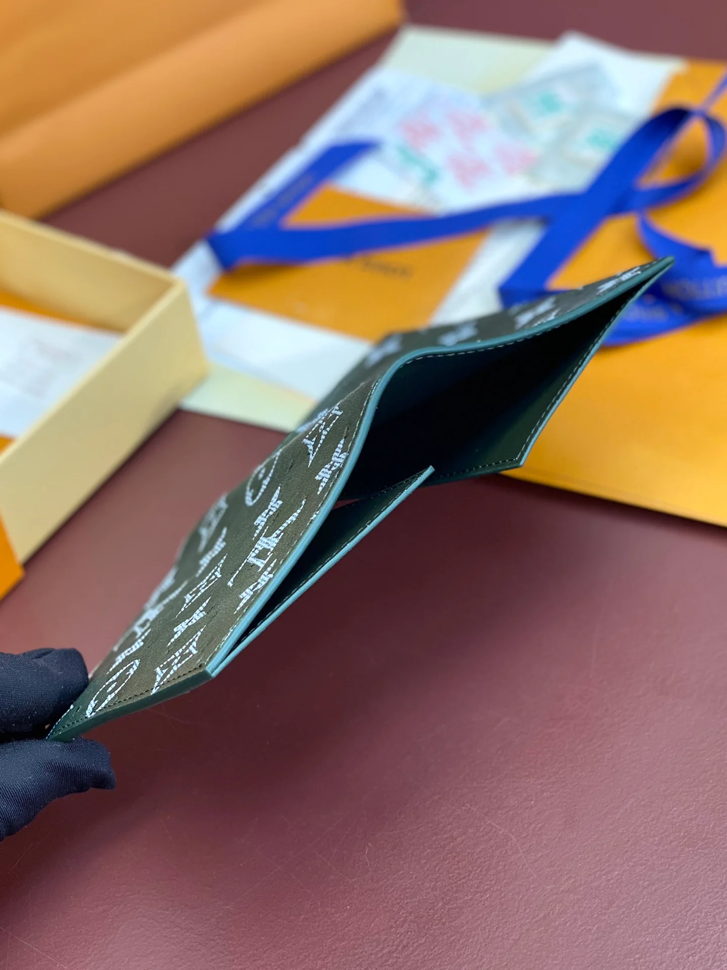 LV-n85943 — Улучшенная обложка для паспорта с рисунком страуса