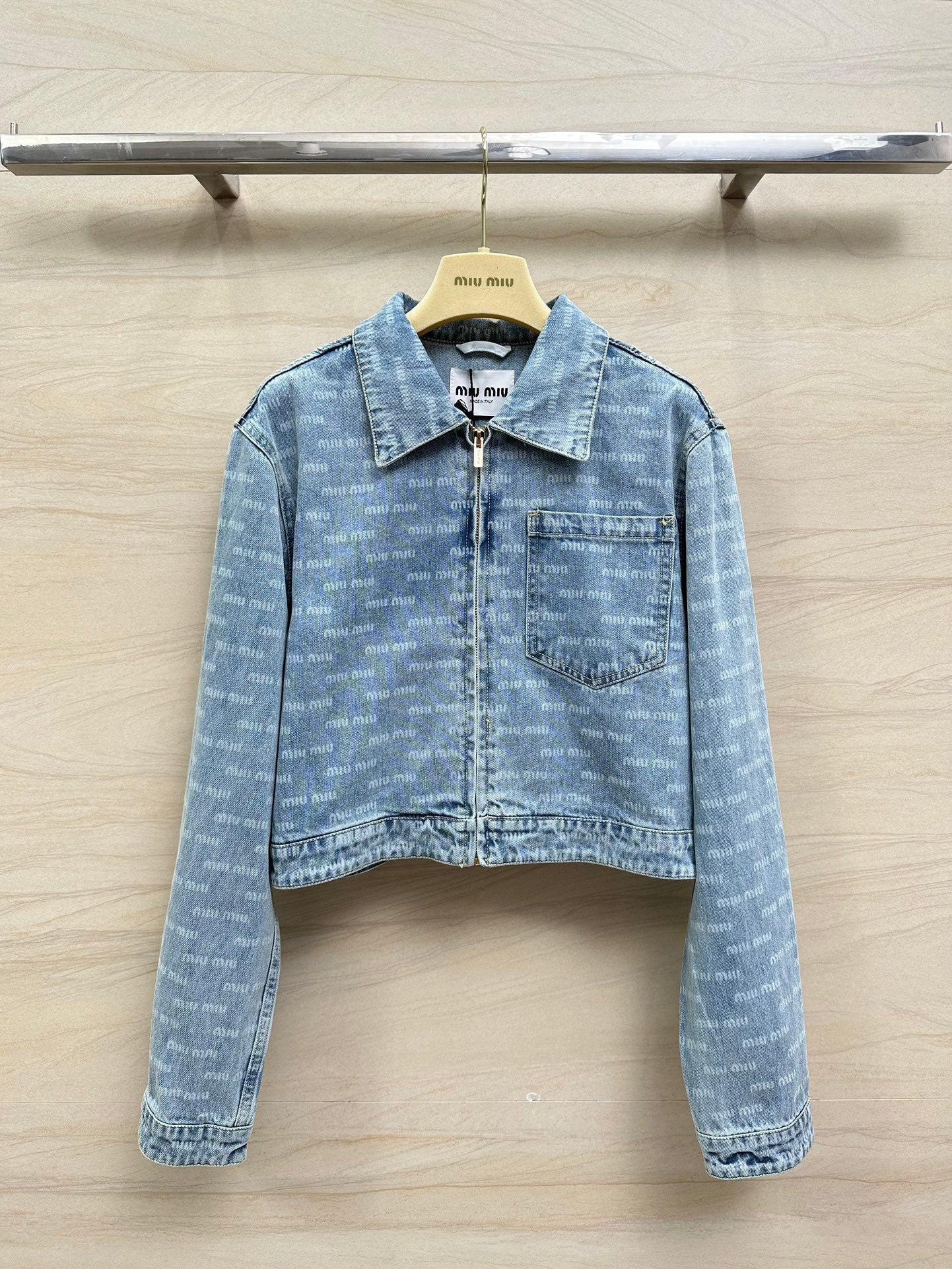 Miu Miu - 2404 - 24 Новинка ранней весны. Джинсовая куртка с принтом и буквами.