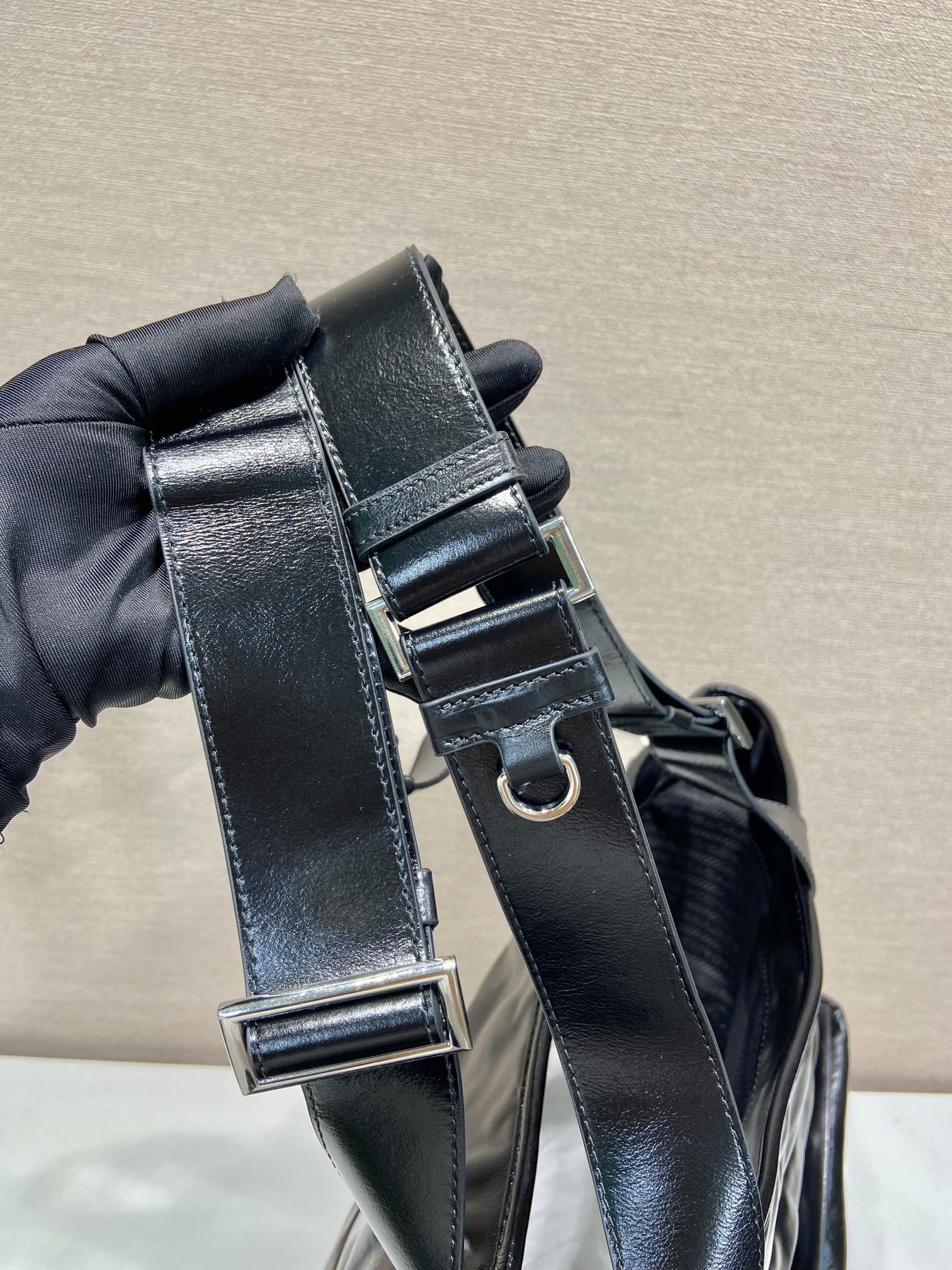 Сумка-тоут Prada из вощеной кожи