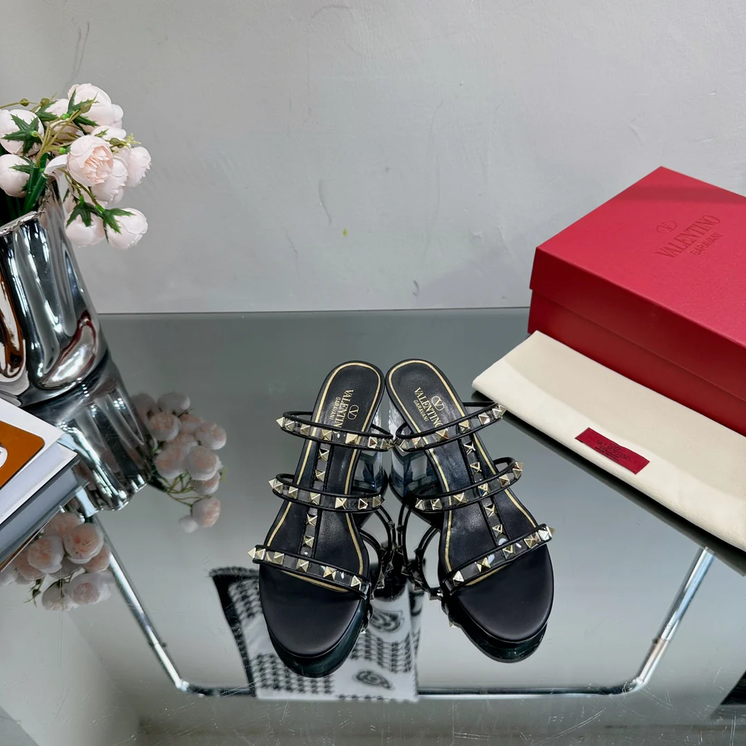 Новинка сезона весна/лето 2023 от Valentino - Прозрачные сандалии на каблуке с кристаллами - Черные