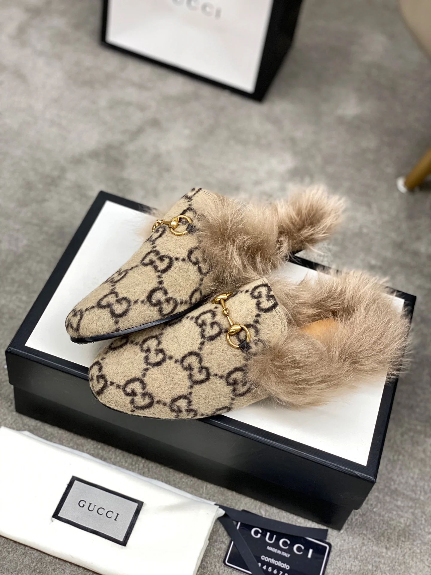 Бутик Gucci 2020 — Новейшая коллекция с подиума — Меховые тапочки — В стиле монограммы