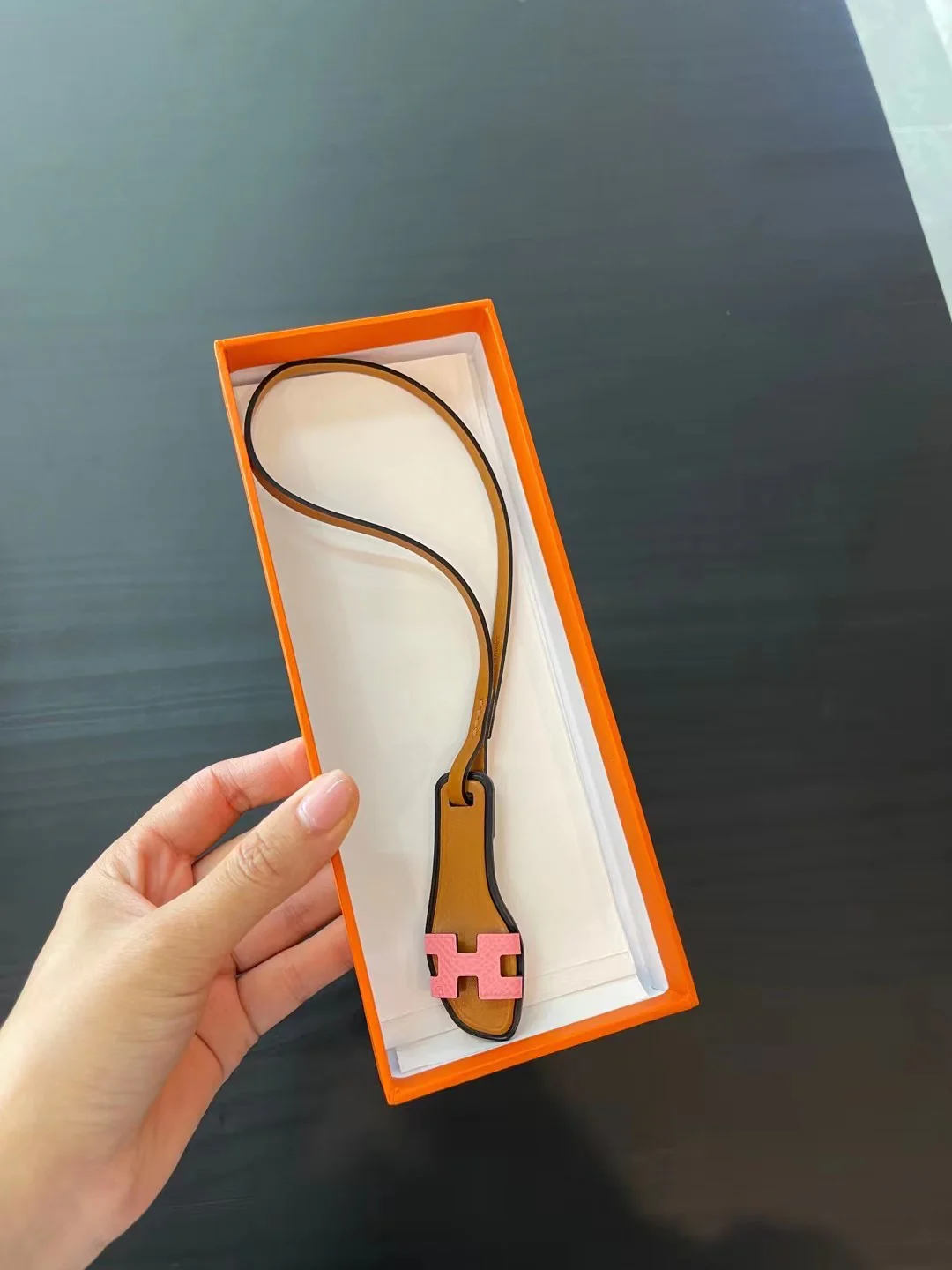 Подвеска в виде туфельки Hermes.