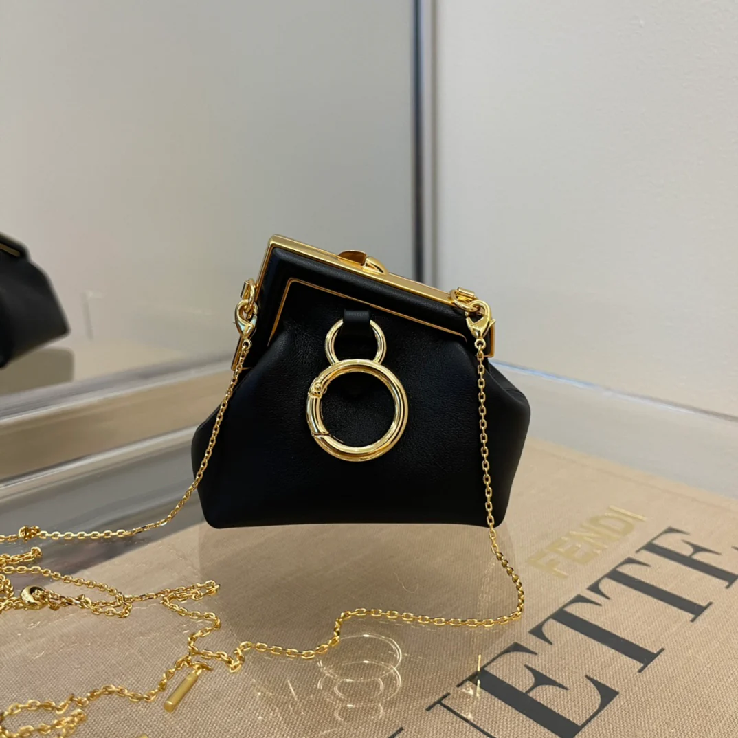 Первый шарм от Fendi - черная кожа наппа.