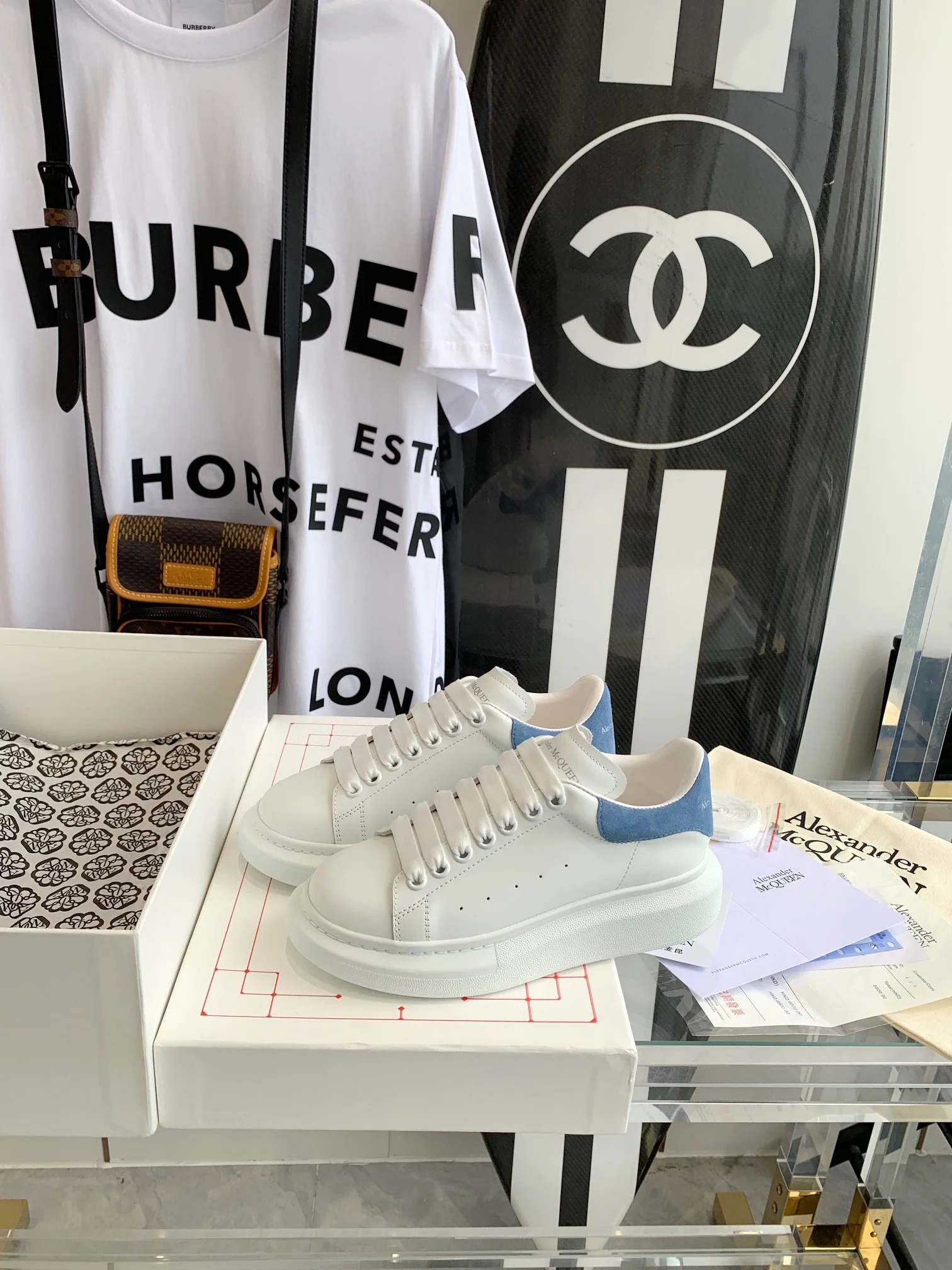 Классические белые кроссовки McQueen - синяя задняя часть - 1