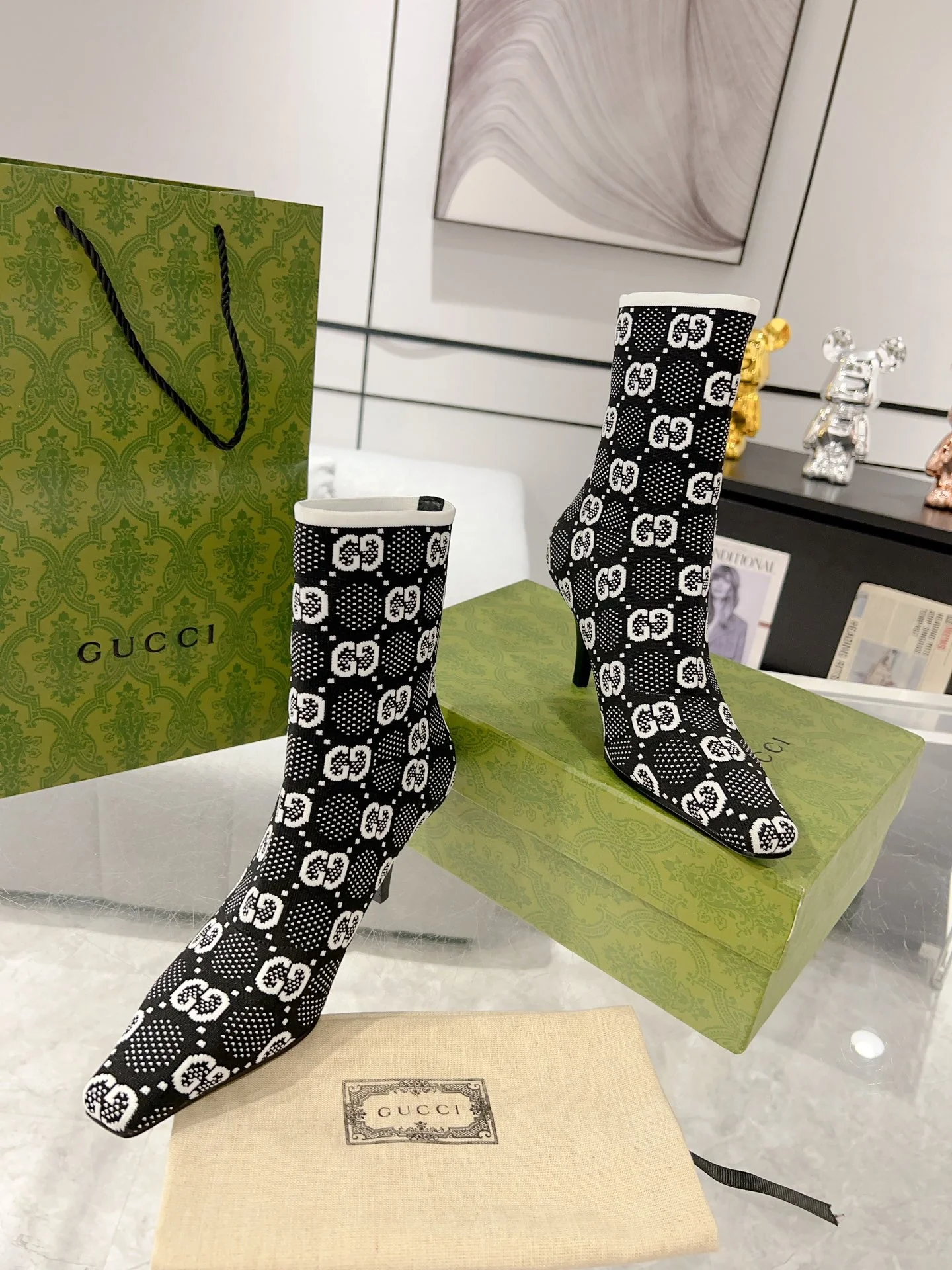 Gucci - Ботильоны на шпильке с сетчатыми вставками и стразами - Черно-белые