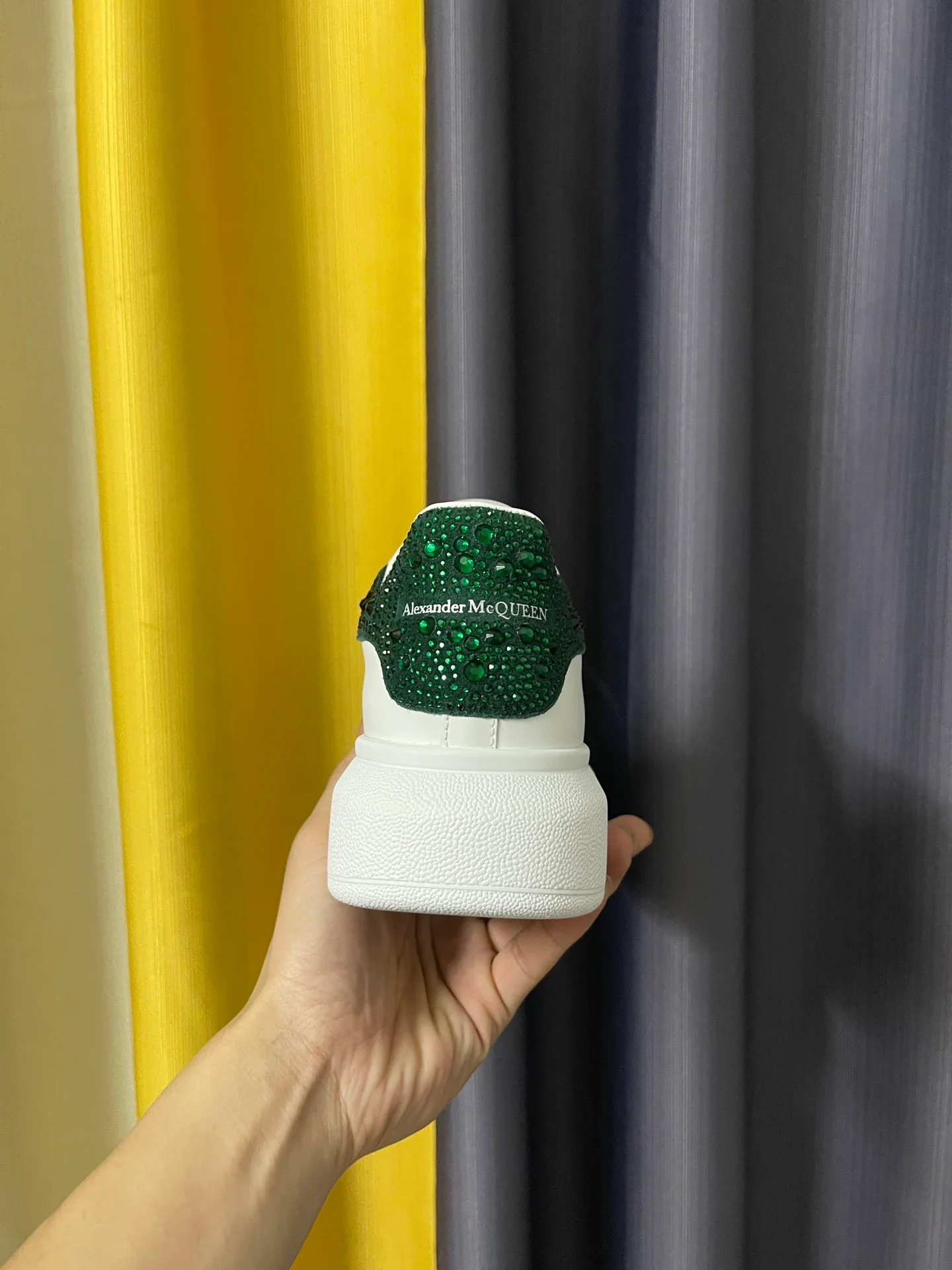 Классические белые кроссовки McQueen - унисекс - темно-зеленый каблук с ромбовидным рисунком