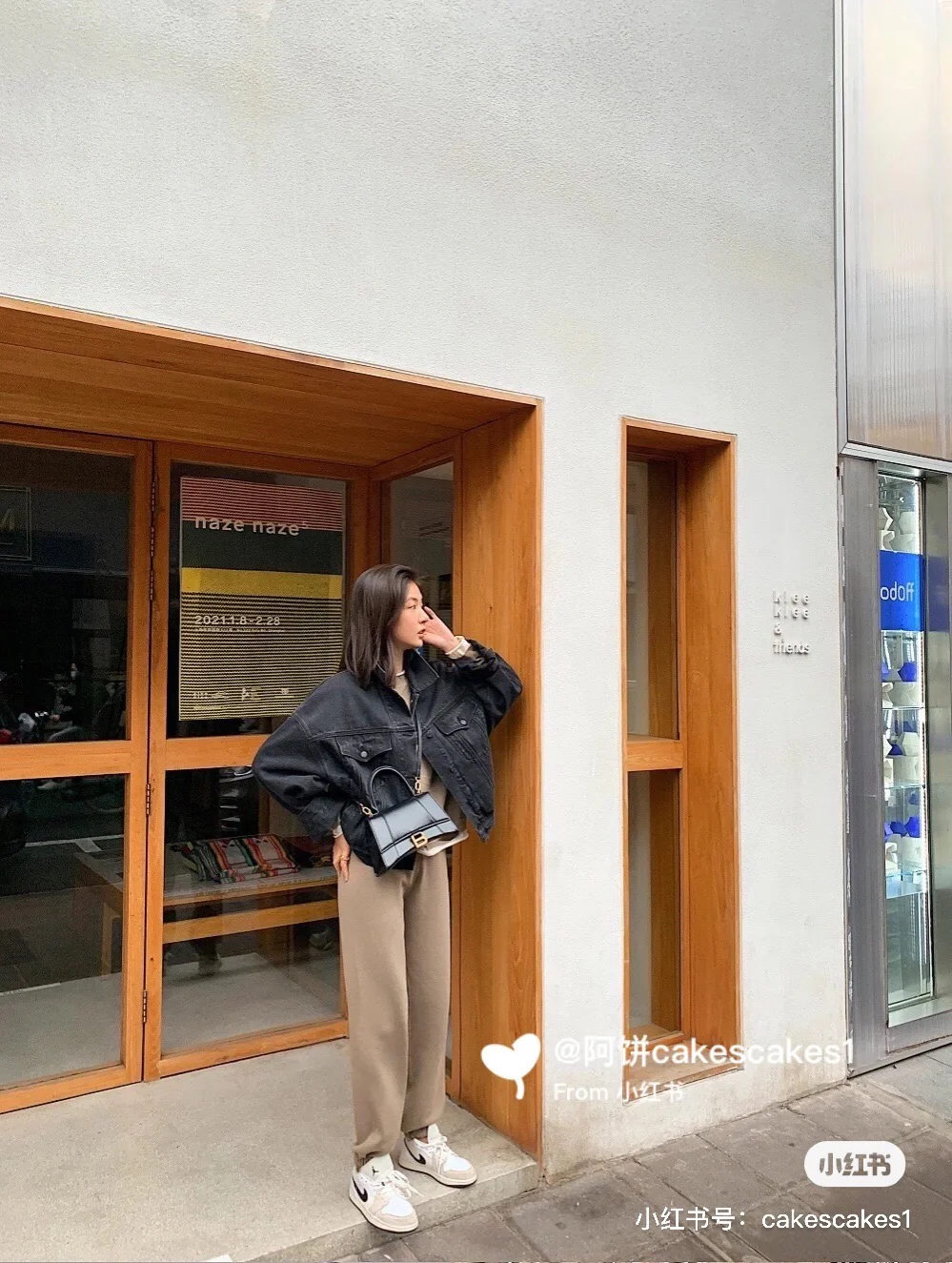 Сумка Balenciaga Hourglass — черная, из гладкой кожи, с золотой пряжкой — изображение опубликовано в сети.