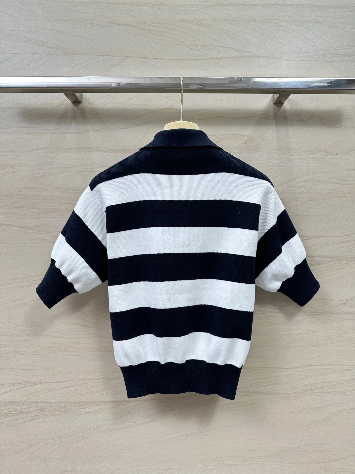 Miu Miu - 2404-24 Новинка ранней весны Классический бестселлер: полосатый вязаный топ