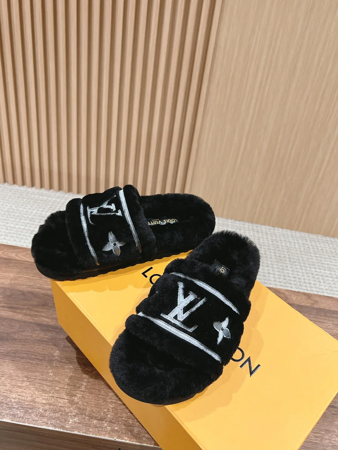 Шерстяные тапочки LV-2024 на плоской подошве - черные