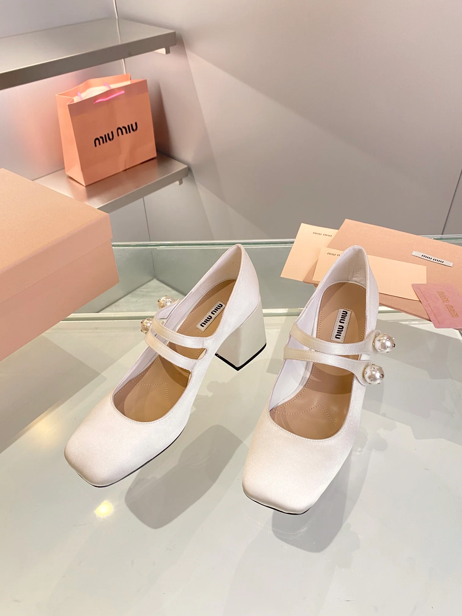 Новинка осенне-зимней коллекции Miu Miu 2023 — туфли Мэри Джейн на высоком каблуке с блестками и стразами (7 см) — белые.