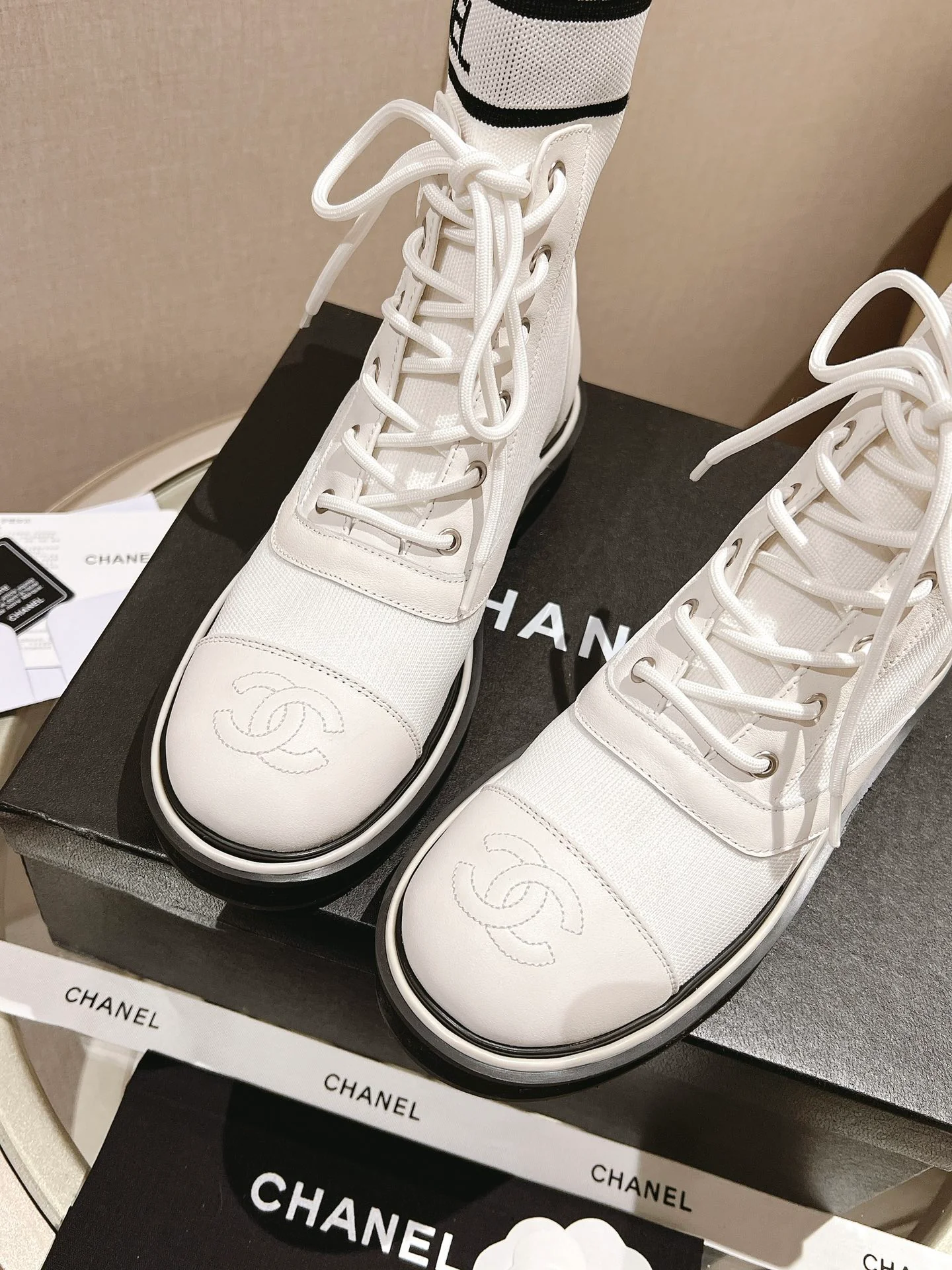 Белые лоферы унисекс в стиле показа Chanel в Париже.