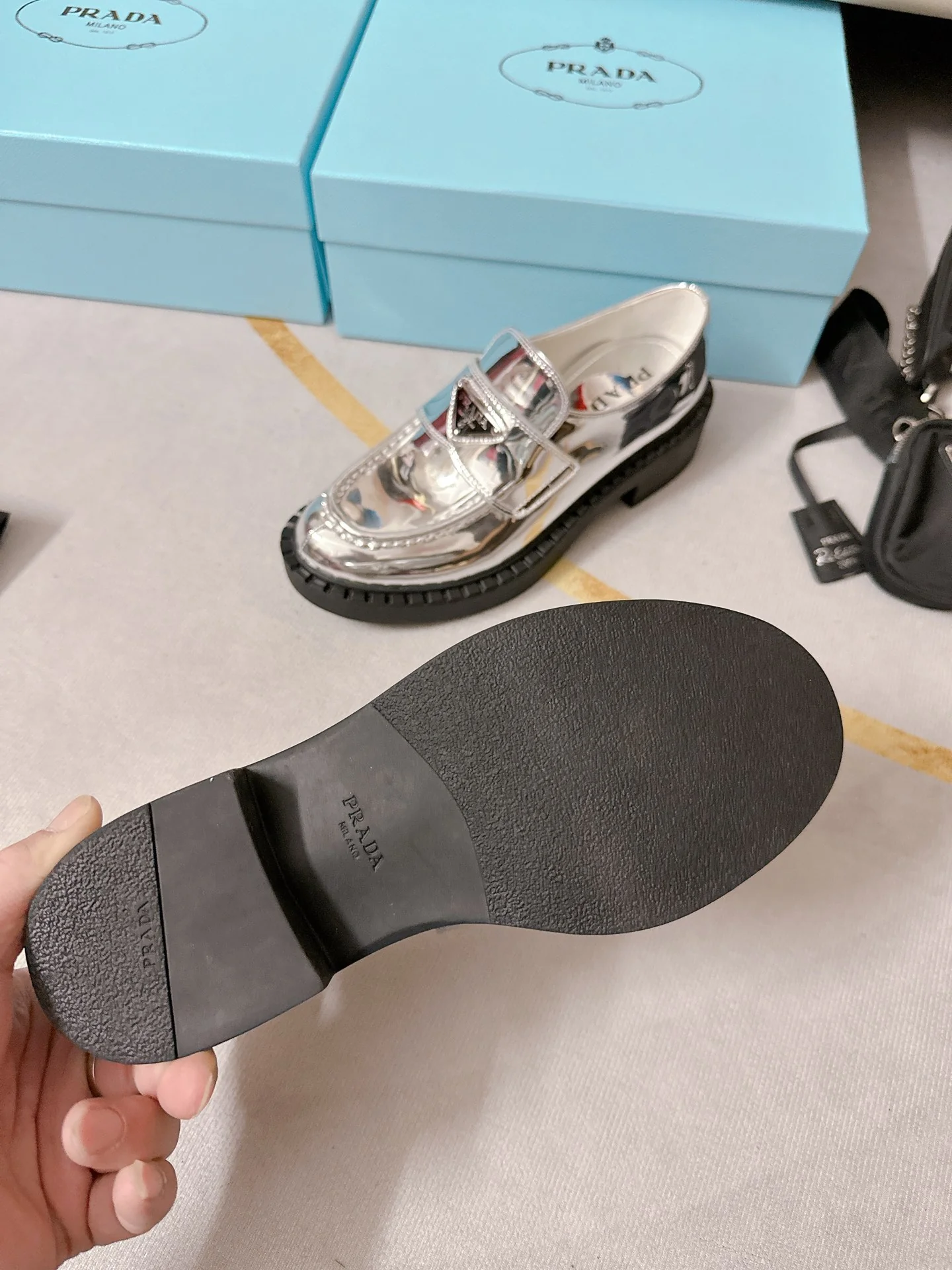 Повседневные кожаные туфли Prada на платформе с разрезом по низу – в стиле Лю Вэнь.