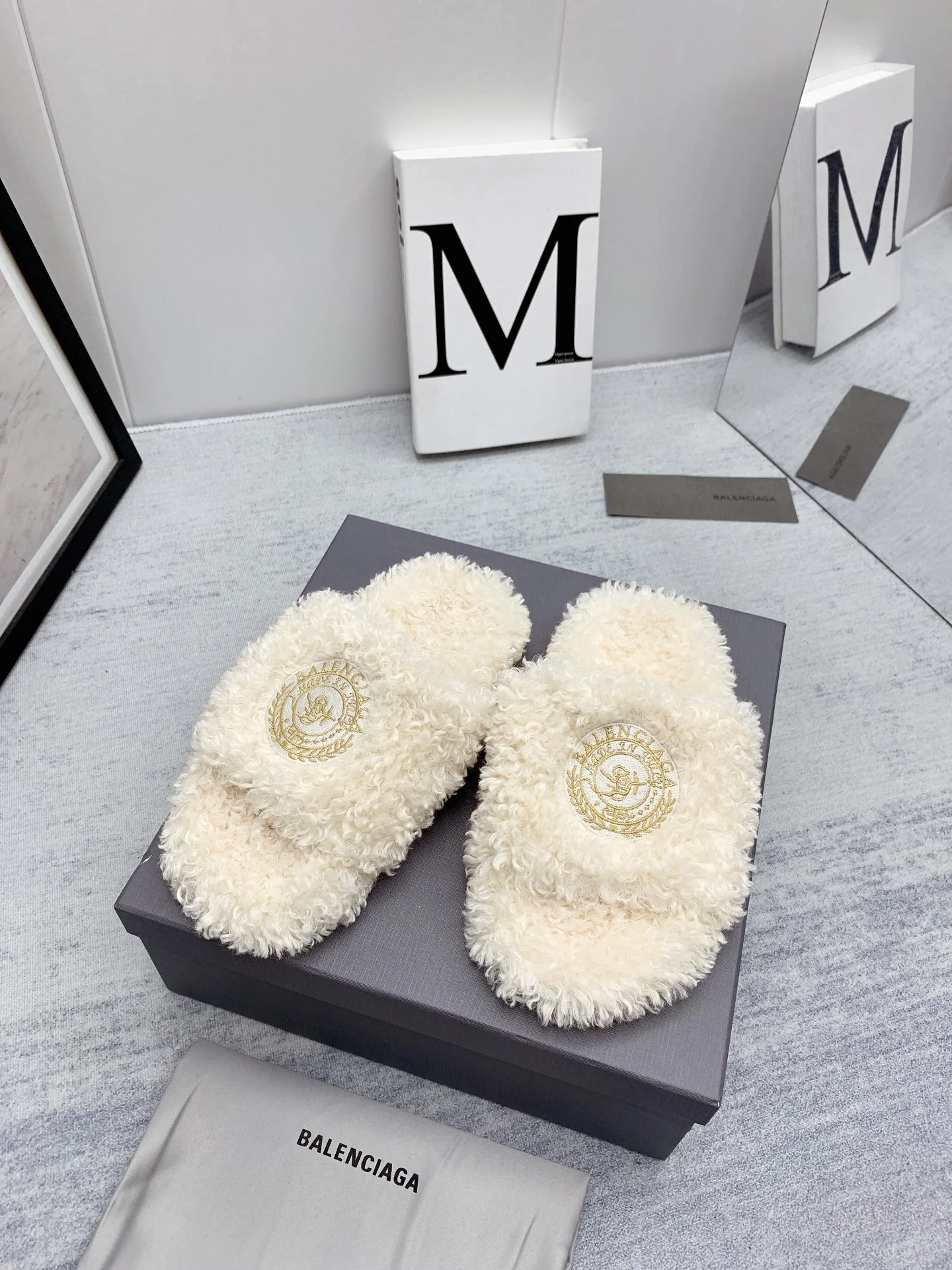Новинка весны/лета от Balenciaga: вышитые тапочки из кудрявого меха - размеры 35-40