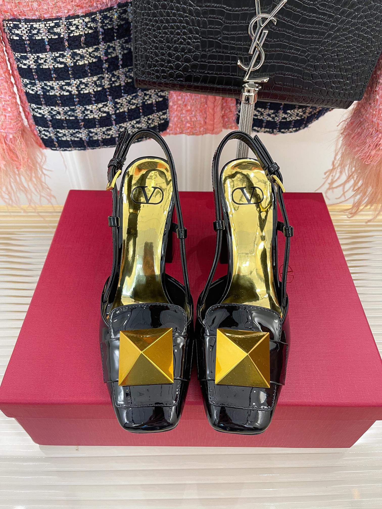 Весенняя коллекция Valentino 2022 — Сандалии на массивном каблуке — Черные