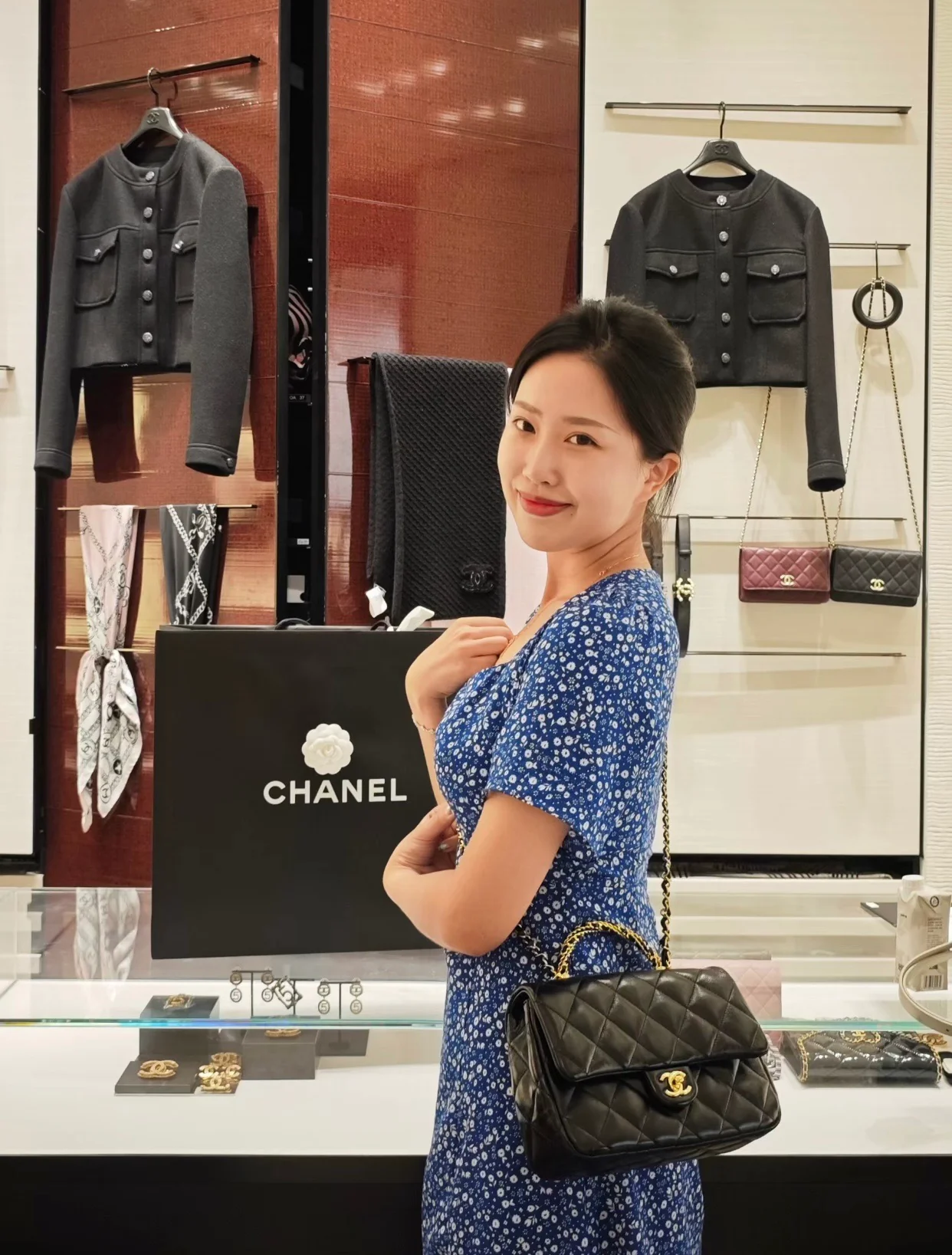 Большая черная сумка Chanel с клапаном и поворотной ручкой.