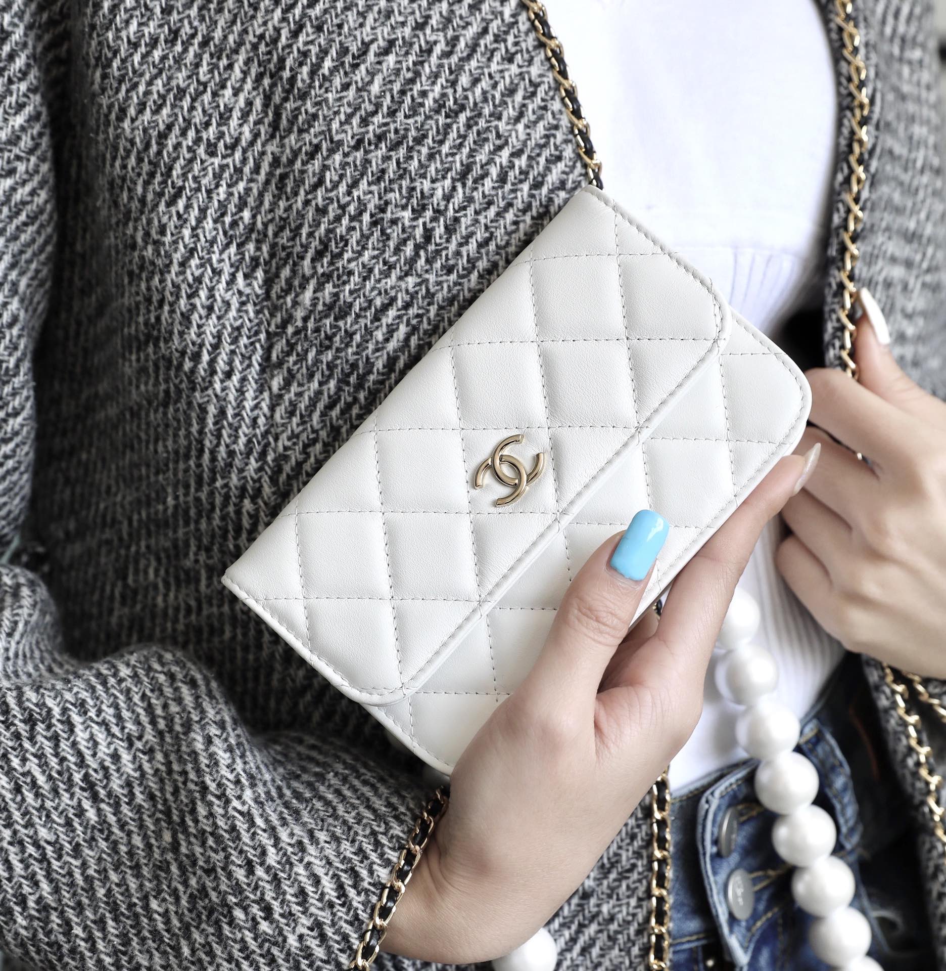 Маленькая сумочка Chanel с жемчужной цепочкой