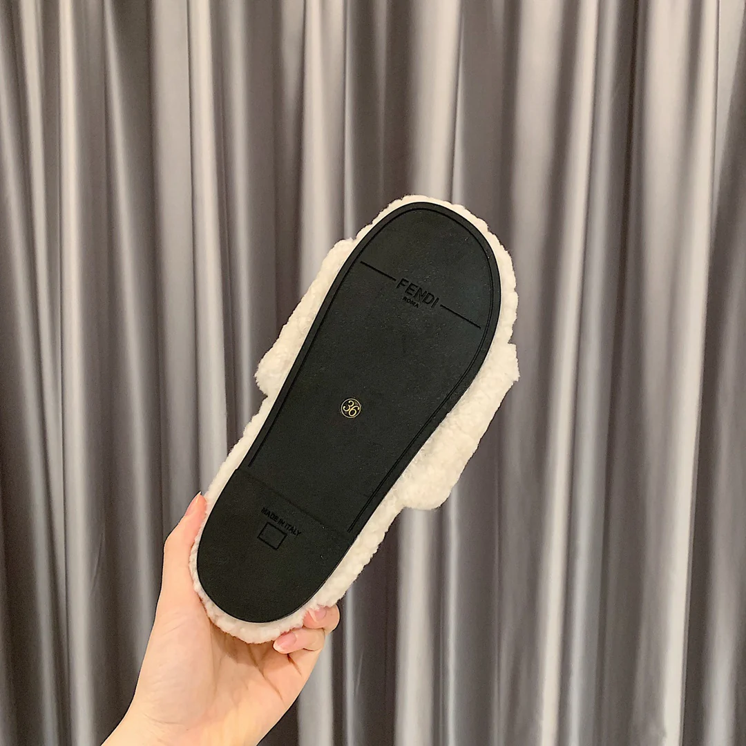 Fendi - Тапочки из овечьей шерсти - Белые с черной надписью