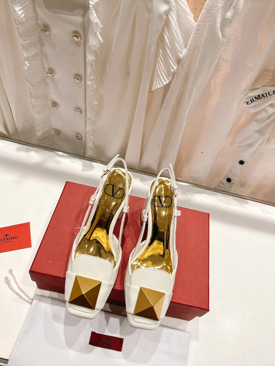 Новинка летней коллекции Valentino 2023 — сандалии на массивном каблуке с крупными заклепками — 196 цветов.