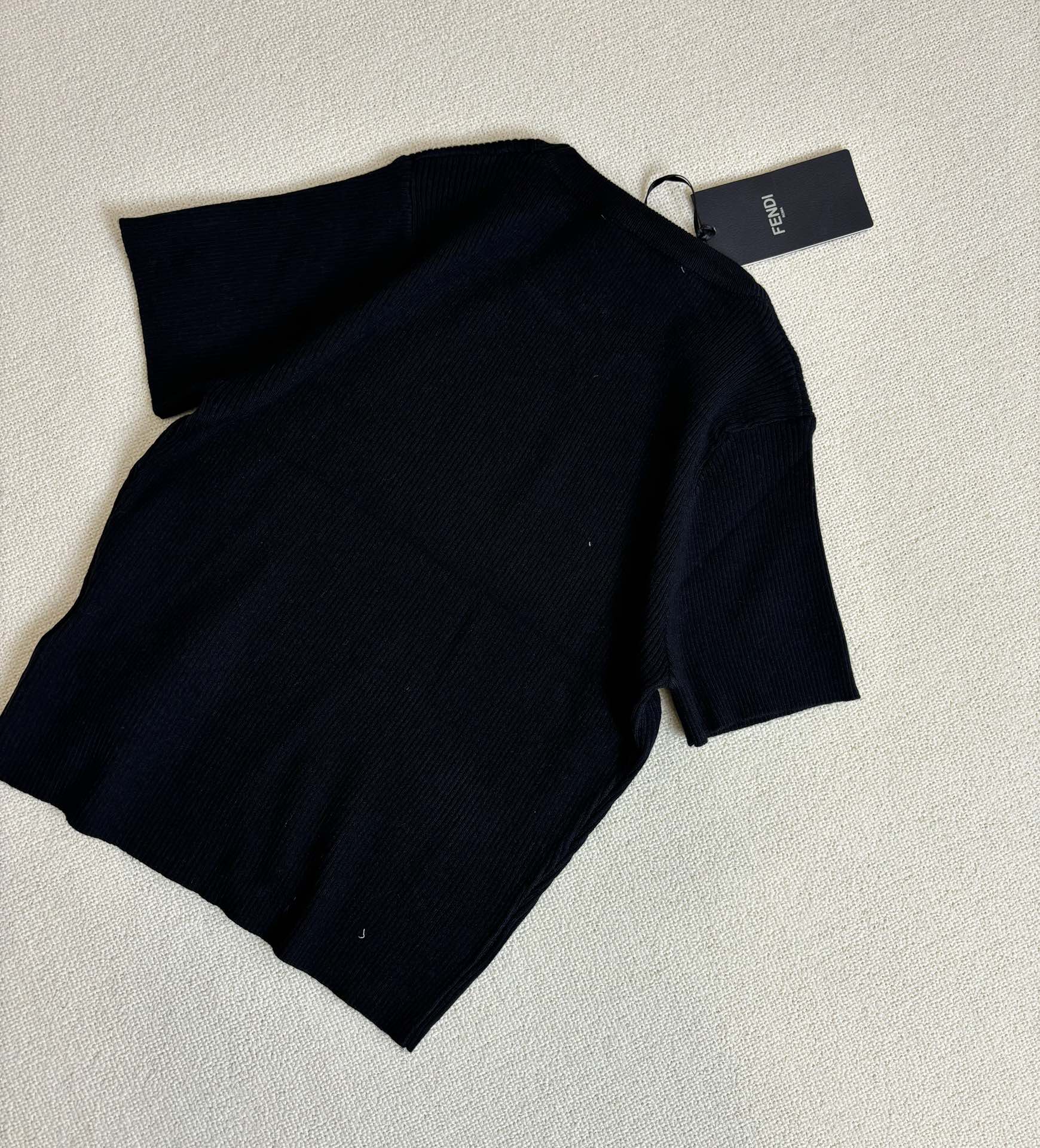 Fendi - 2403 - Трикотажная футболка с коротким рукавом для ранней весны - Черная