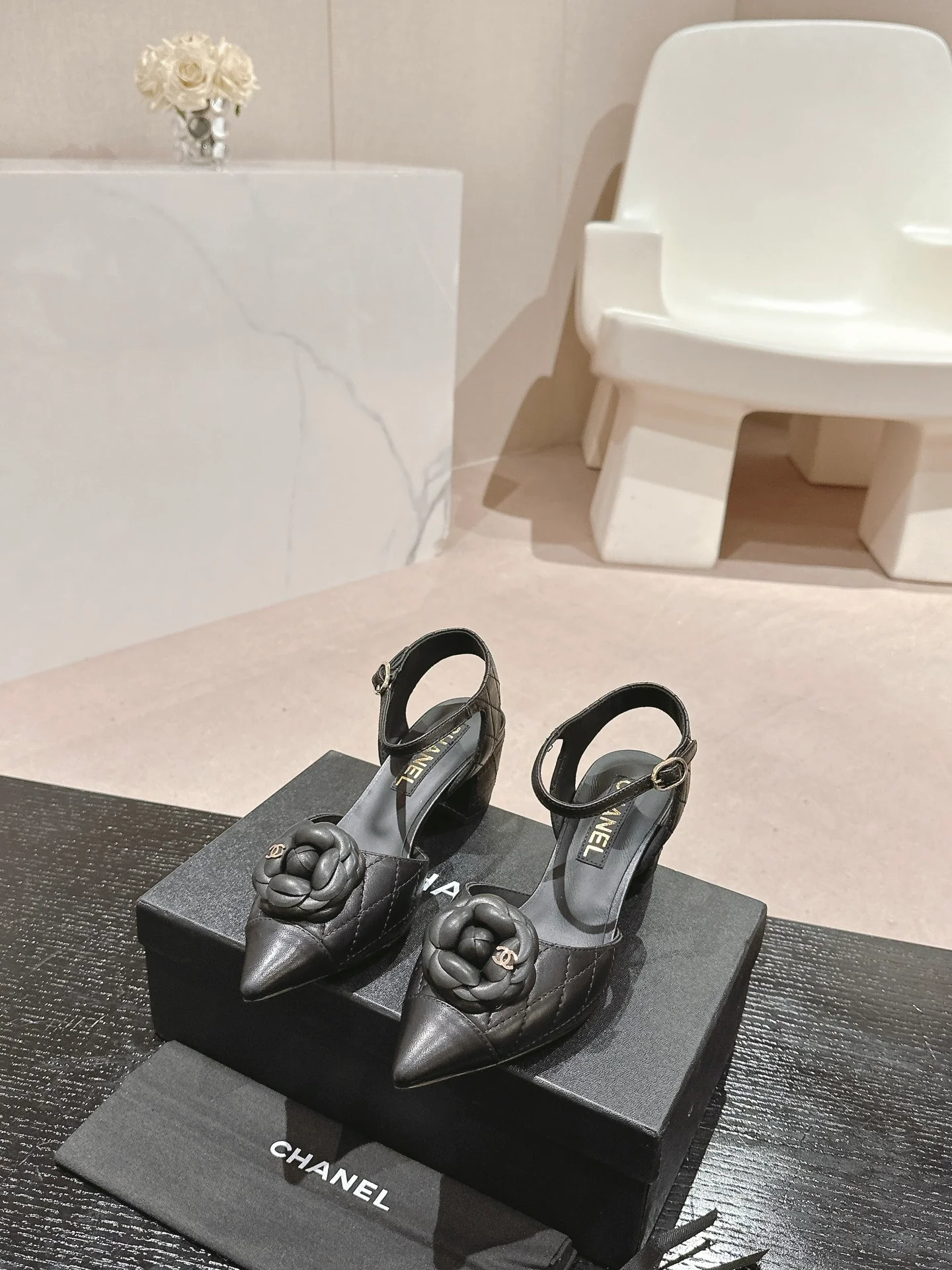 Туфли на высоком каблуке Chanel 2024 в клетку ?роза? — темно-серые.