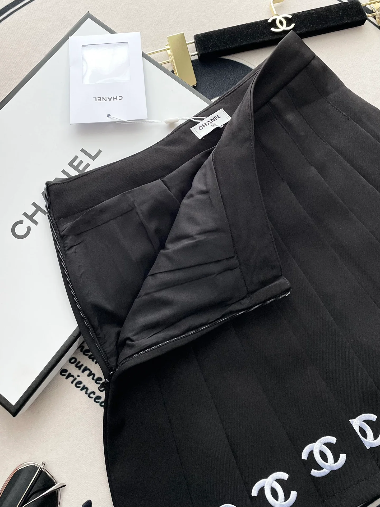 Мини-юбка Chanel 2403 с плотной вышивкой и плиссировкой