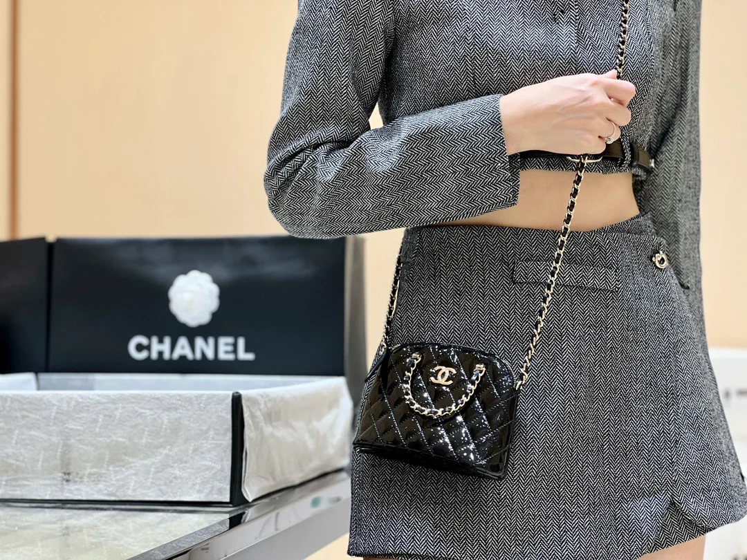 Новинка сезона весна/лето 2023 от Chanel - сумка Shell из лакированной кожи - черная - фотографии в действии.
