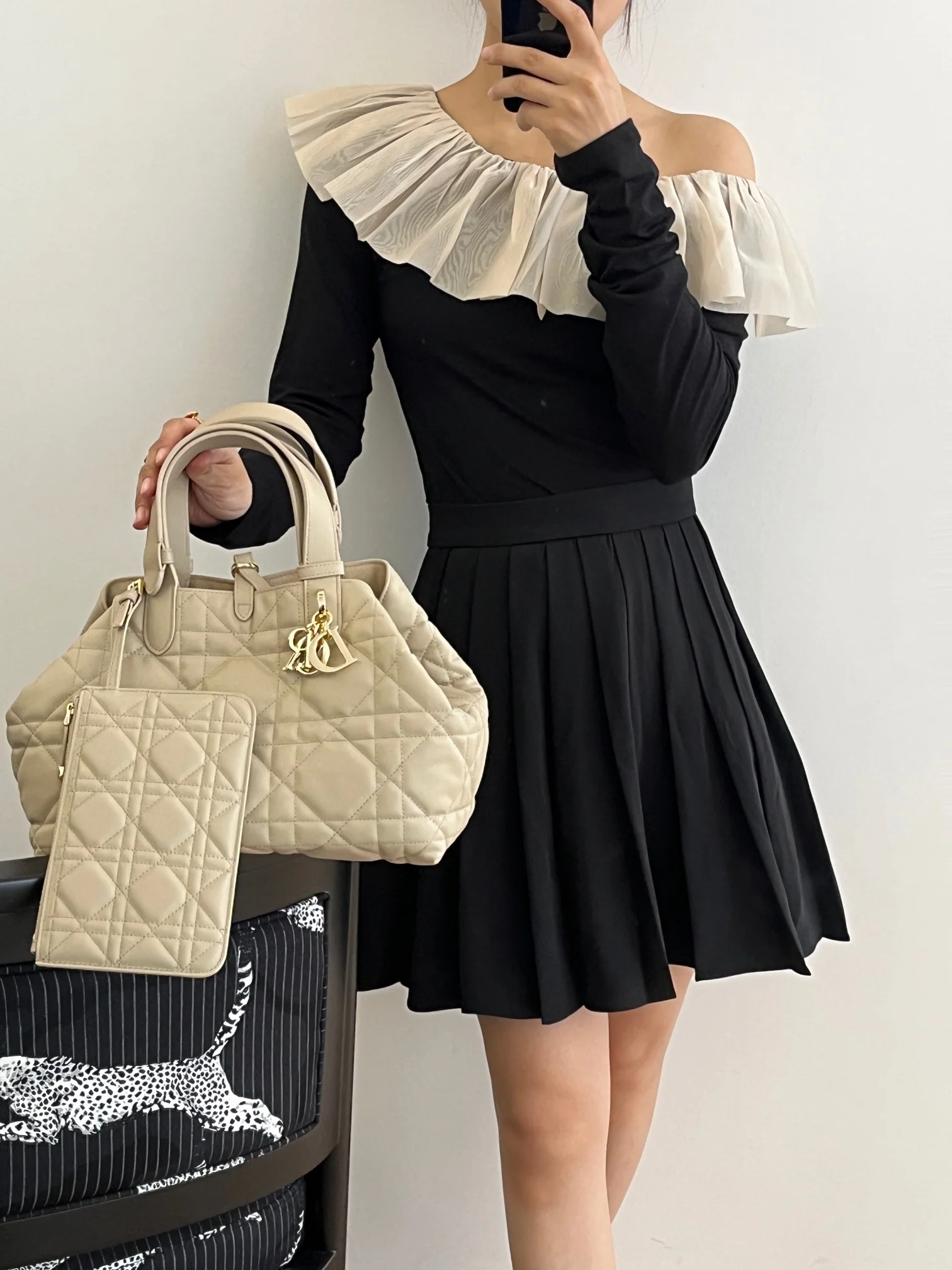 Большая сумка Cannage Dior Toujours, средний размер, розовато-бежевый